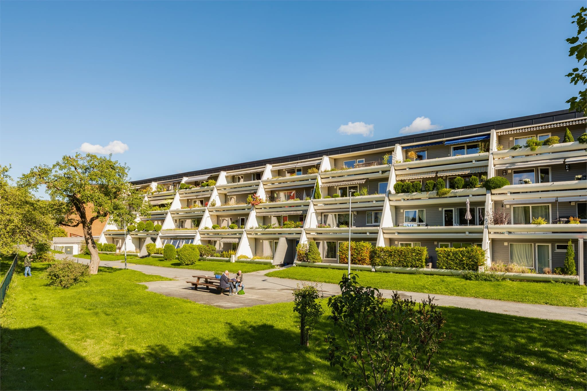 Området preges av et hyggelig, sosialt og rolig bomiljø der det bor familier med barn i alle aldre.