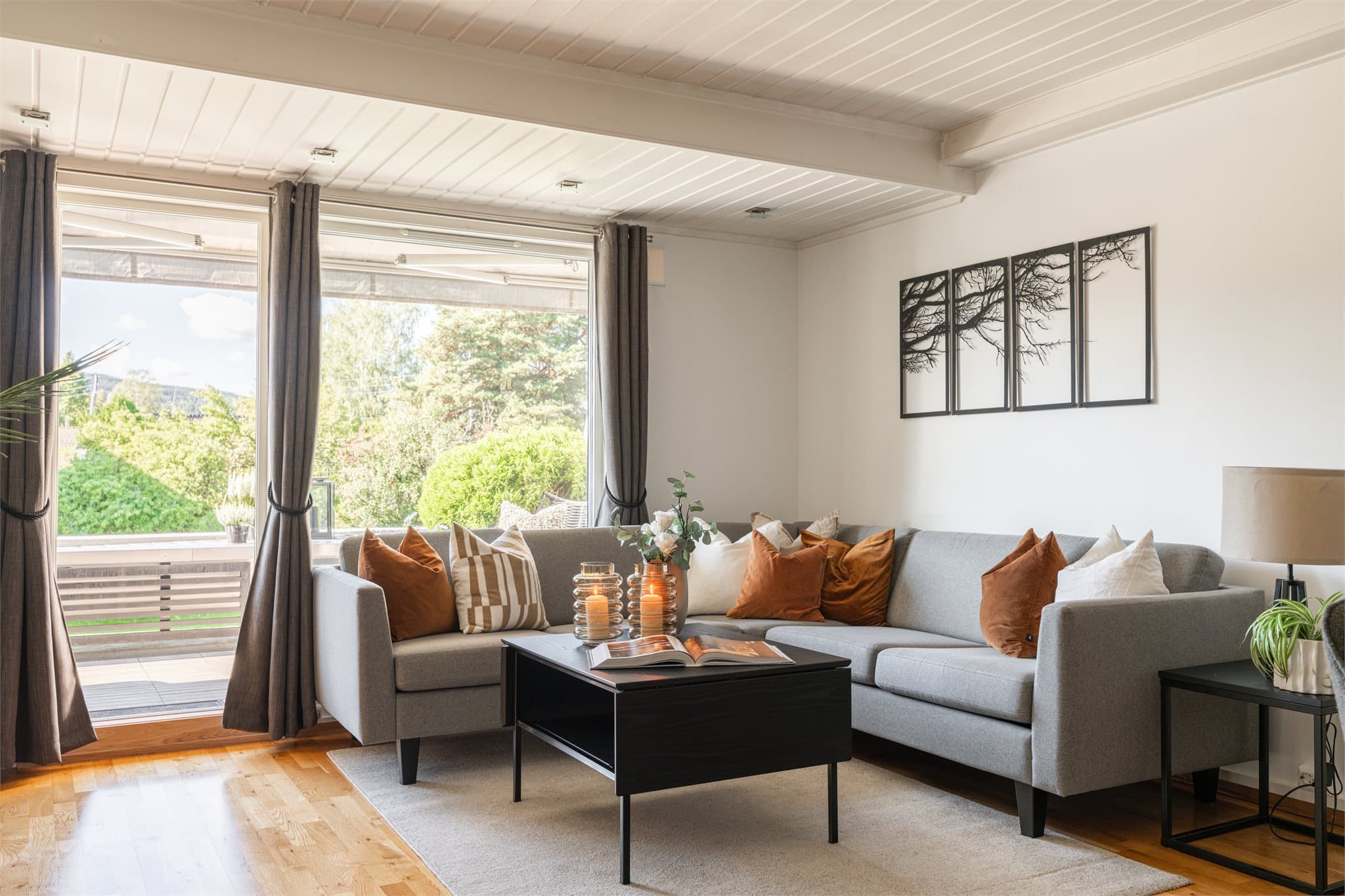 Her er det bl.a. plass til både stor og koselig sofagruppe, bord og mediemøbler.