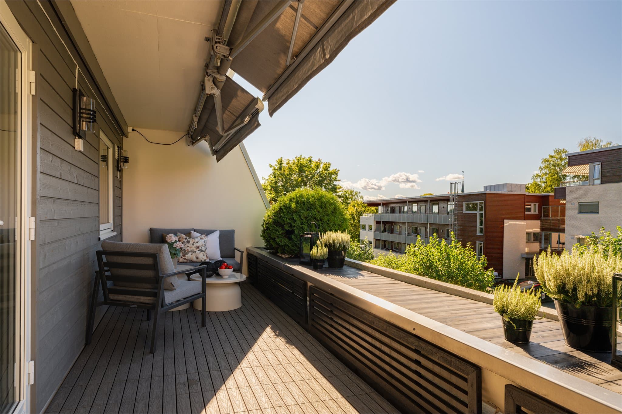 Her kan du nyte solen fra midt på dagen til langt ut på kvelden, mens du har utsikt mot grønne fellesområder og landlige omgivelser.