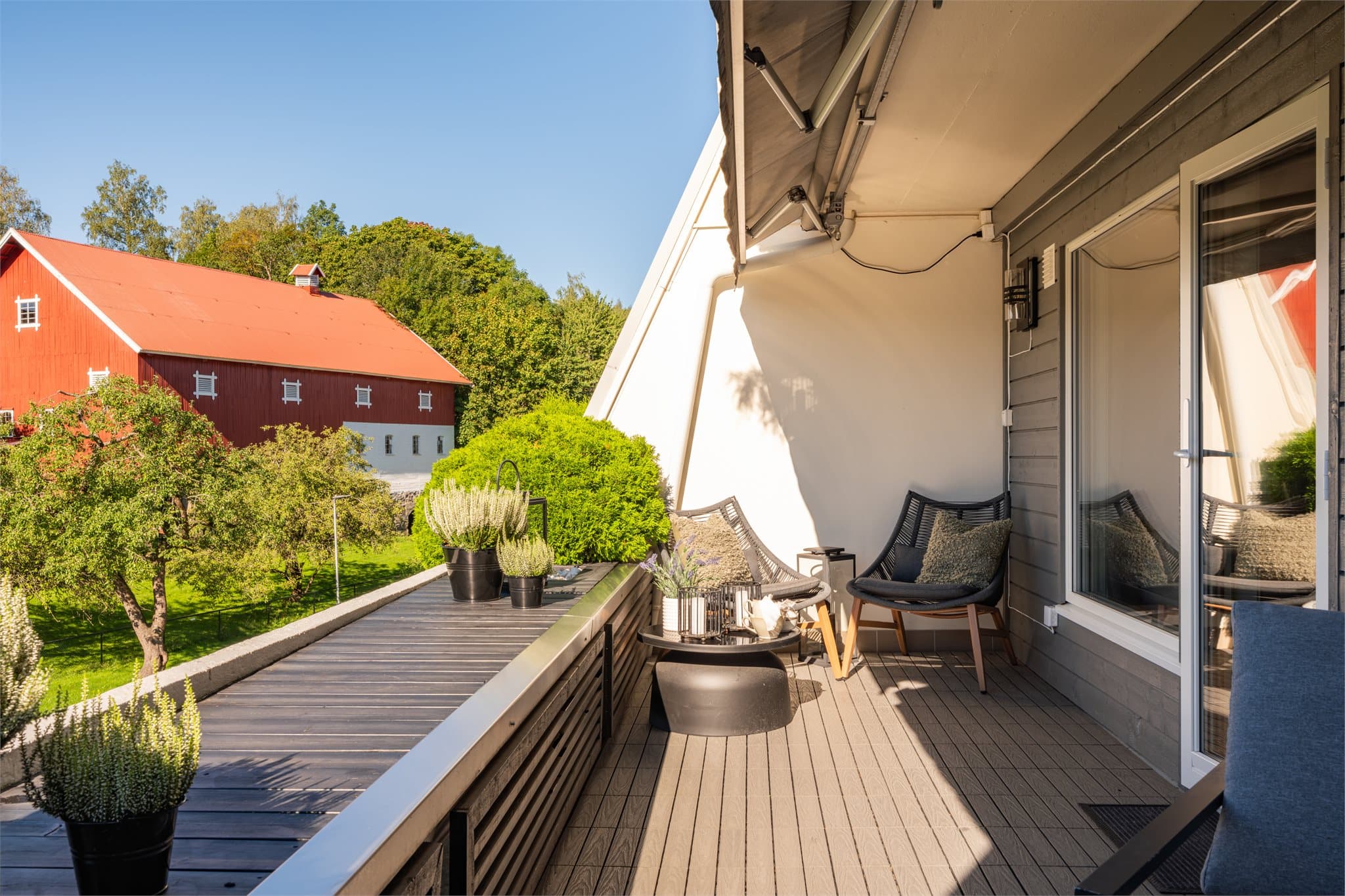 Her presenteres en utrolig hyggelig leilighet med solrik terrasse, med usjenert utsyn i rolige omgivelser.