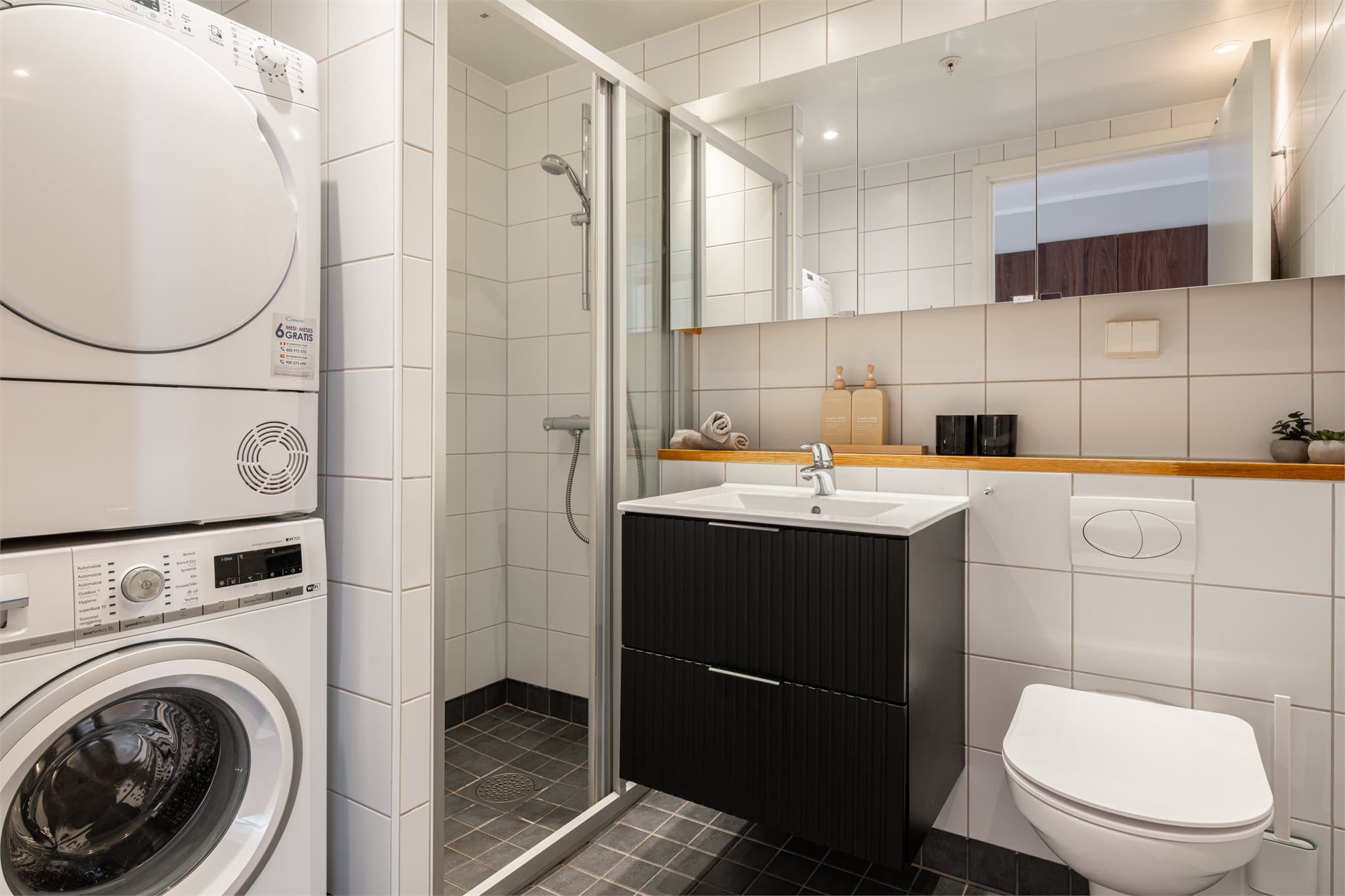 Badet har opplegg for vaskesøyle, med plass til både vaskemaskin og tørketrommel.