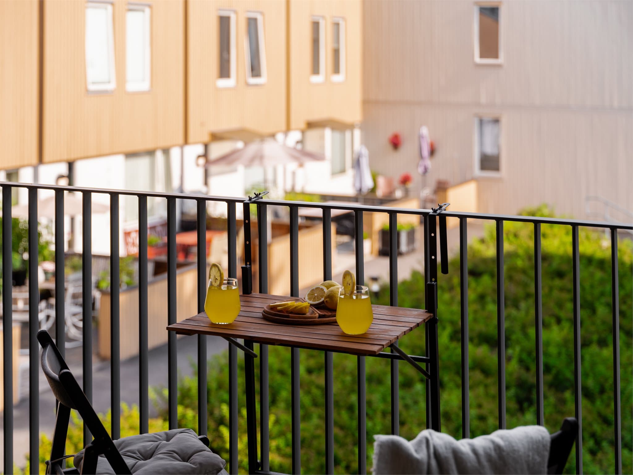 Her kan du nyte morgenkaffen i solen med utsikt over det rolige nabolag