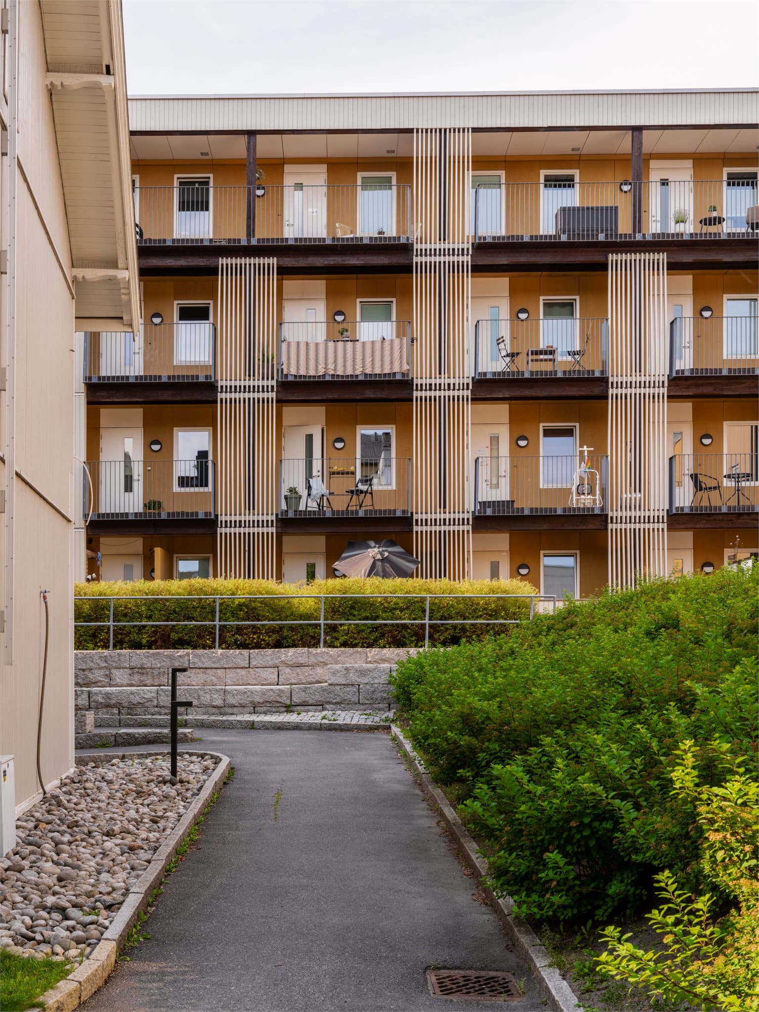 Moderne arkitektur med en kombinasjon av trepanel og store vindusflater.