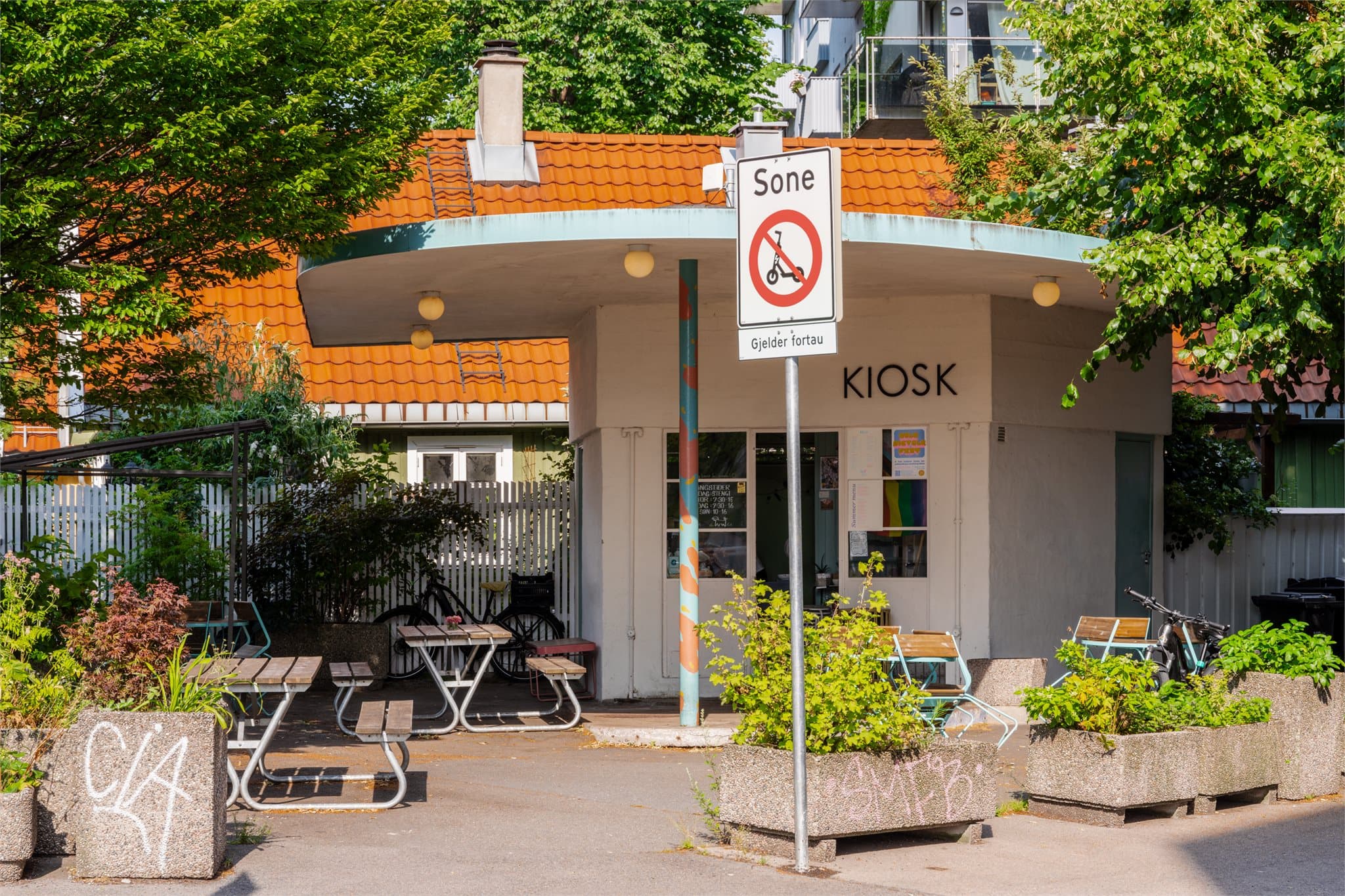 Gangavstand til Ensjø T-banestasjon og Helsfyr, et av Oslos største kollektivknutepunkt.