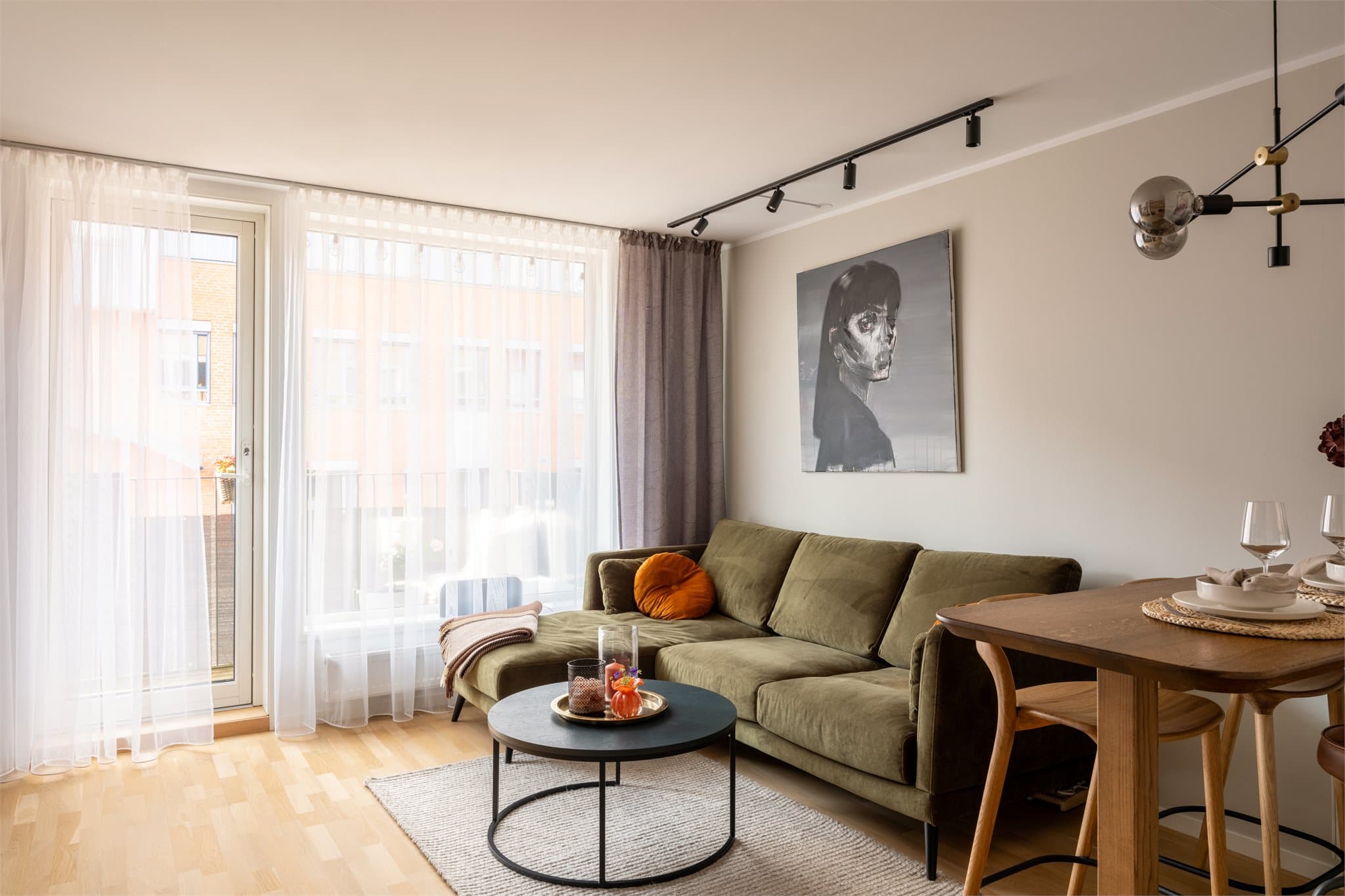Ruben Knutsen v/ Emera eiendomsmegling ønsker velkommen til Strømsveien 3! Foto: Joakim Karlsen
