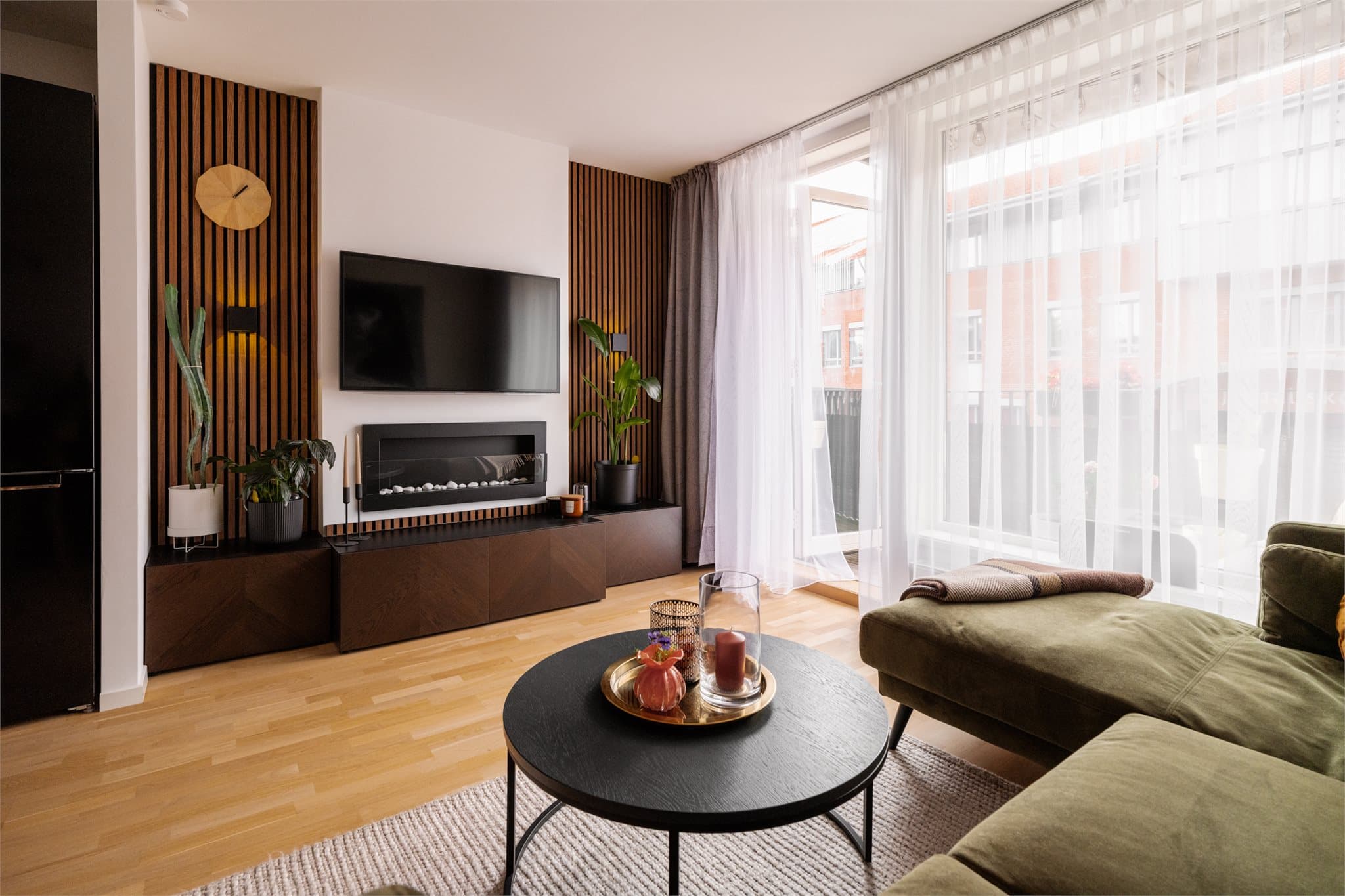 Stuen har en åpen løsning mot kjøkkenet, med plass til både sofagruppe og spisebord.