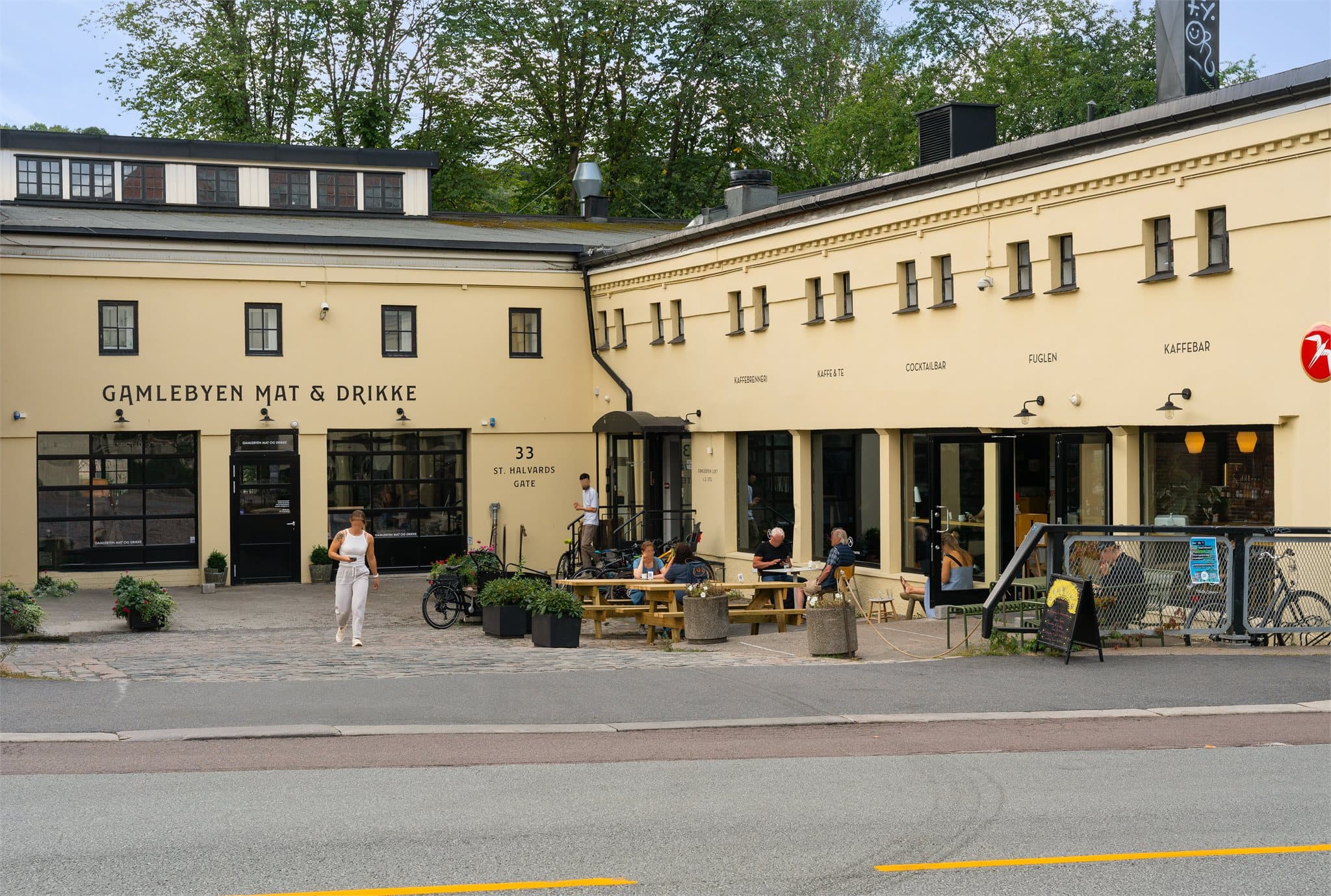 I nabolaget finner du spennende steder som Fuglen, som er både kaffebar og cocktailbar.