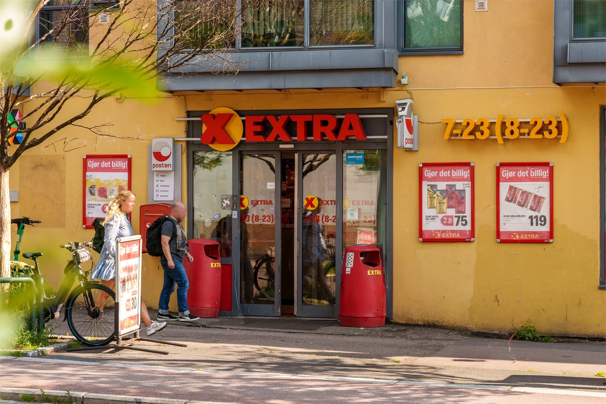 Hverdagslogistikken er enkel med Coop Extra kun ett minutts gange fra leiligheten.
