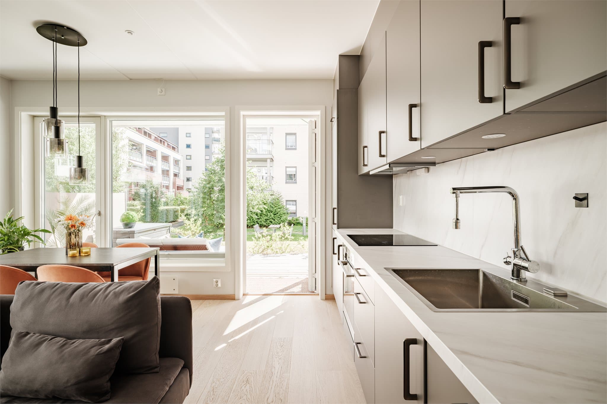 Den åpne løsningen mellom kjøkken og stue gir en luftig atmosfære og gjør hjemmet godt egnet for sosiale anledninger.