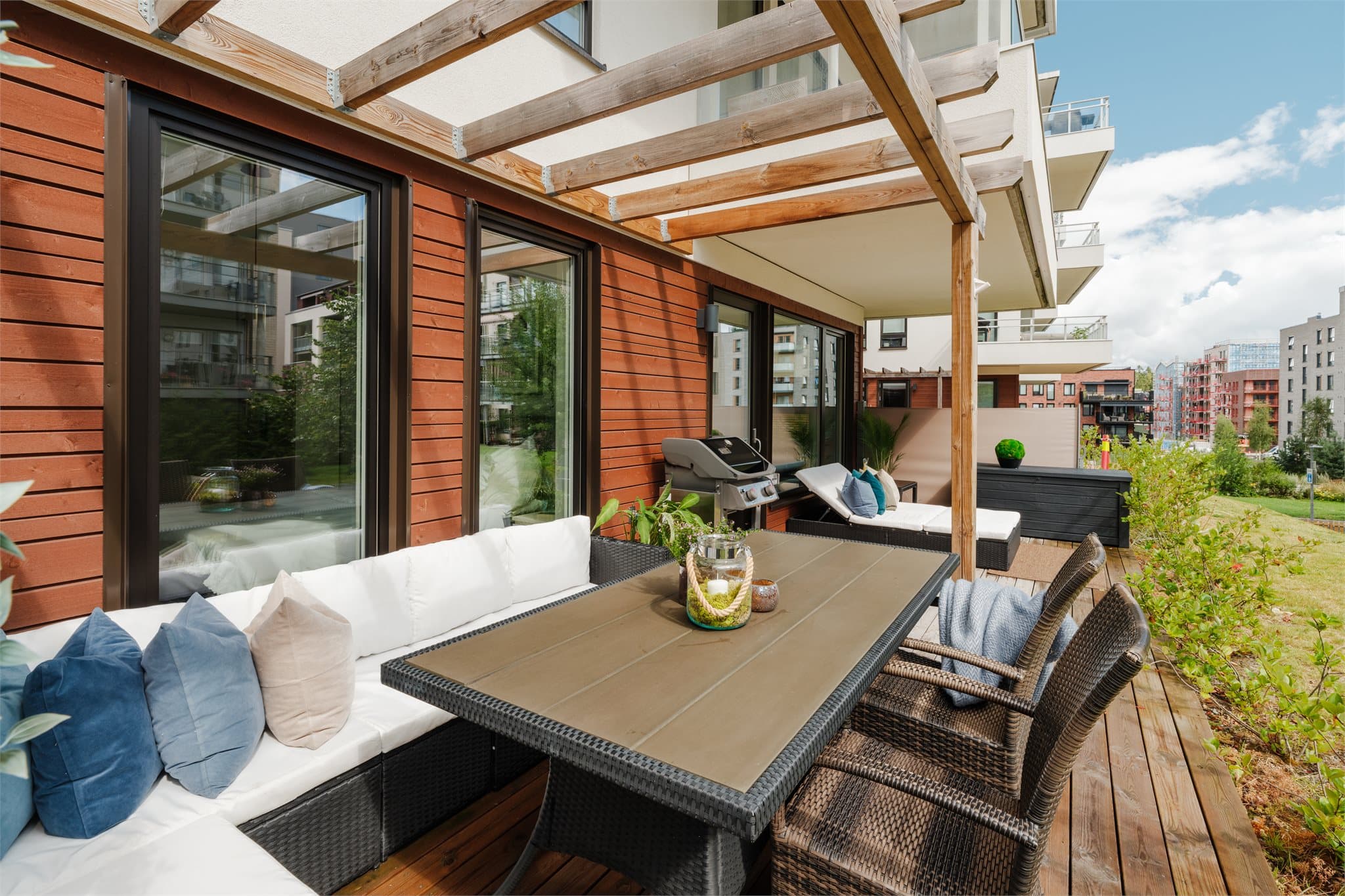 Den generøse uteplassen byr på mange muligheter for avslapning og sosiale sammenkomster.