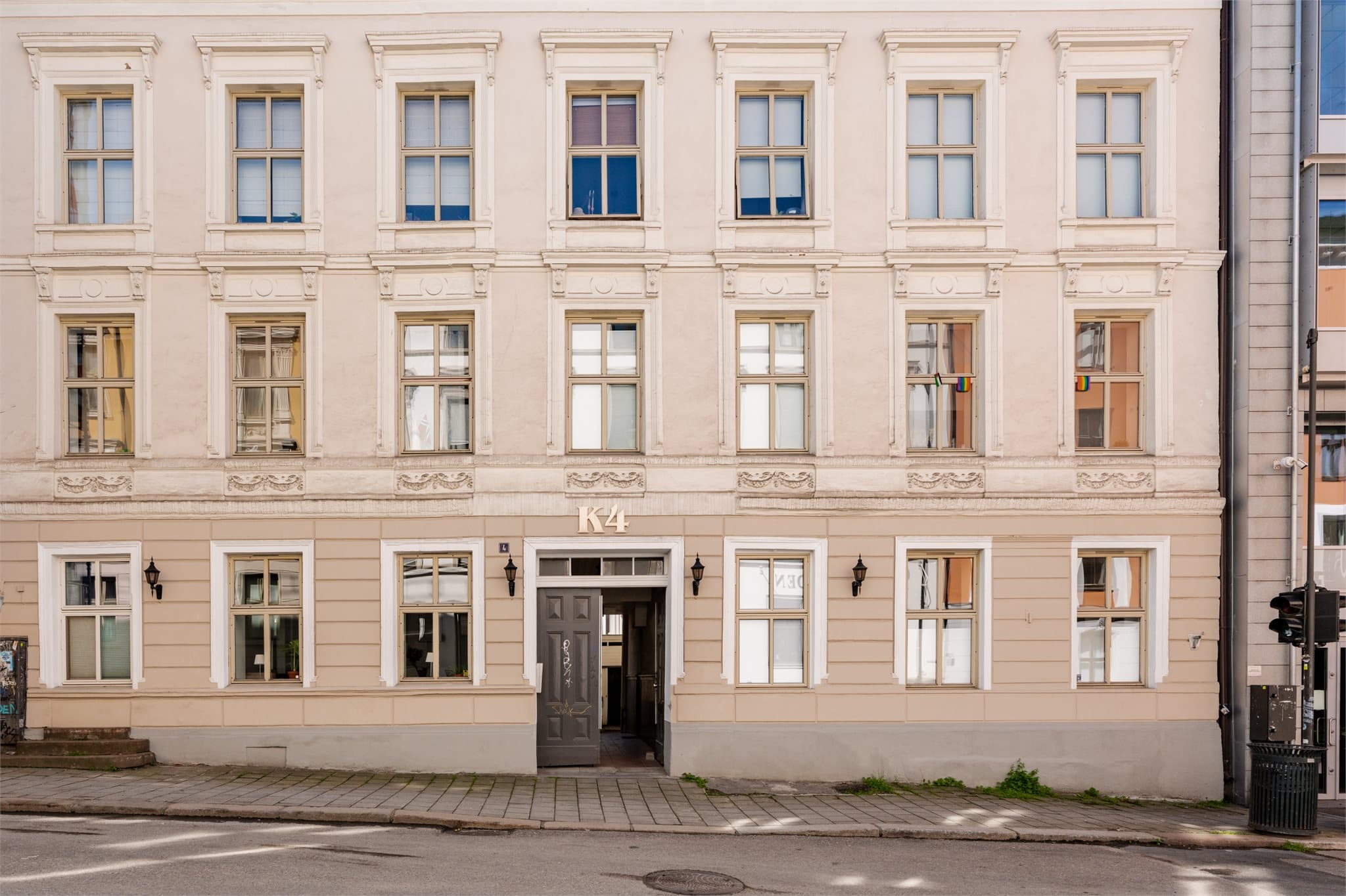 Boligen ligger i et attraktivt og urbant område sentralt i Oslo, med kort vei til et bredt utvalg av butikker, serveringssteder, kulturtilbud og servicetjenester.