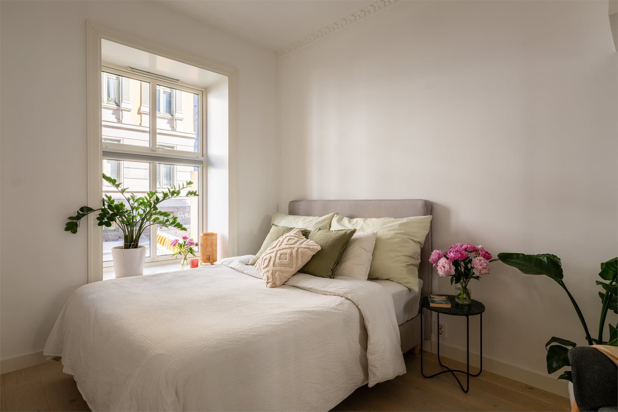 Romslig, lunt soverom med god plass til dobbeltseng. Også her finner du de klassiske detaljene.