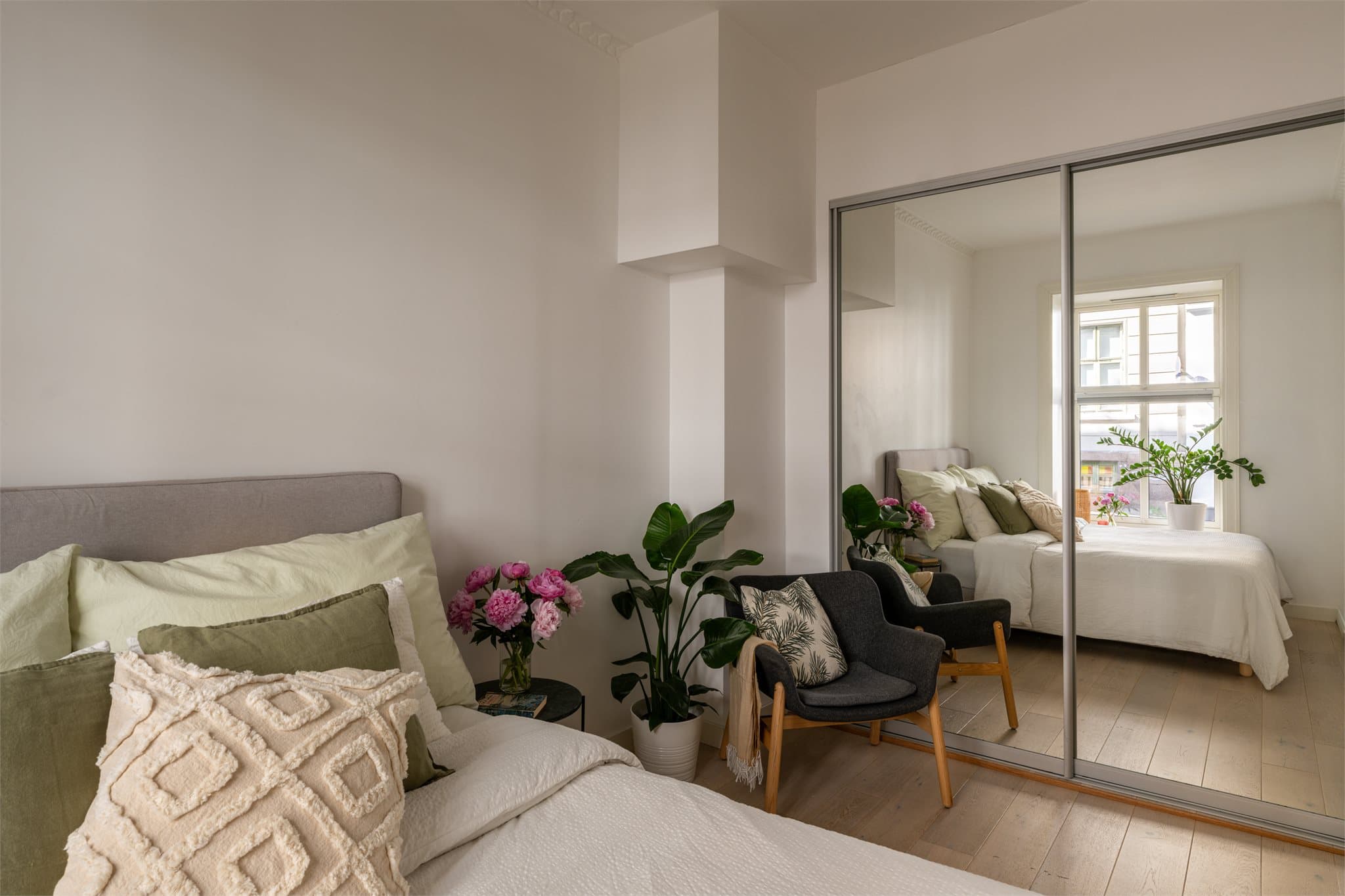 Integrert skyvedørsgarderobe gir godt med lagringsplass.