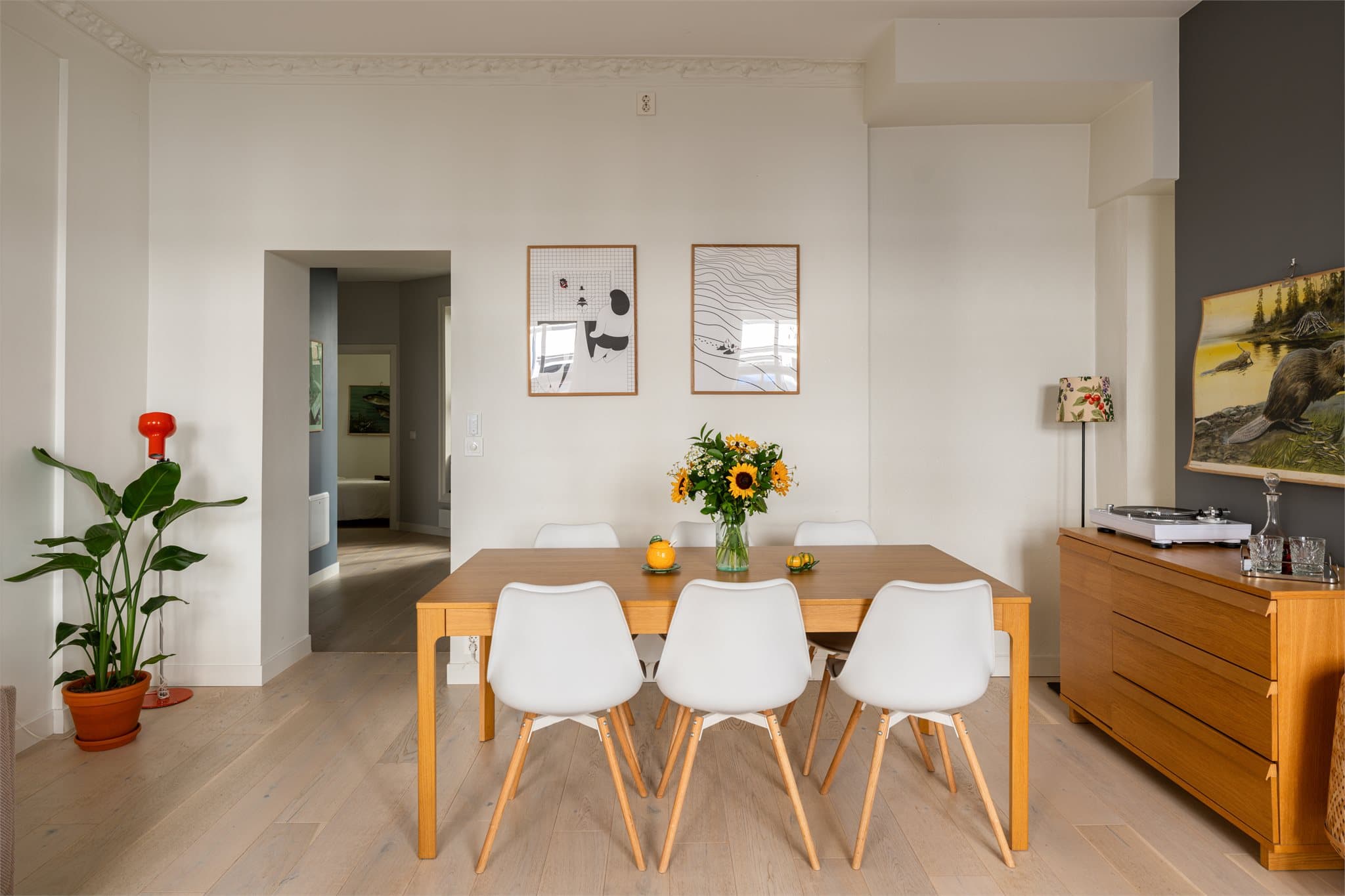 Det er også plass til spisebord på stuen med god plass til sosiale sammenkomster.