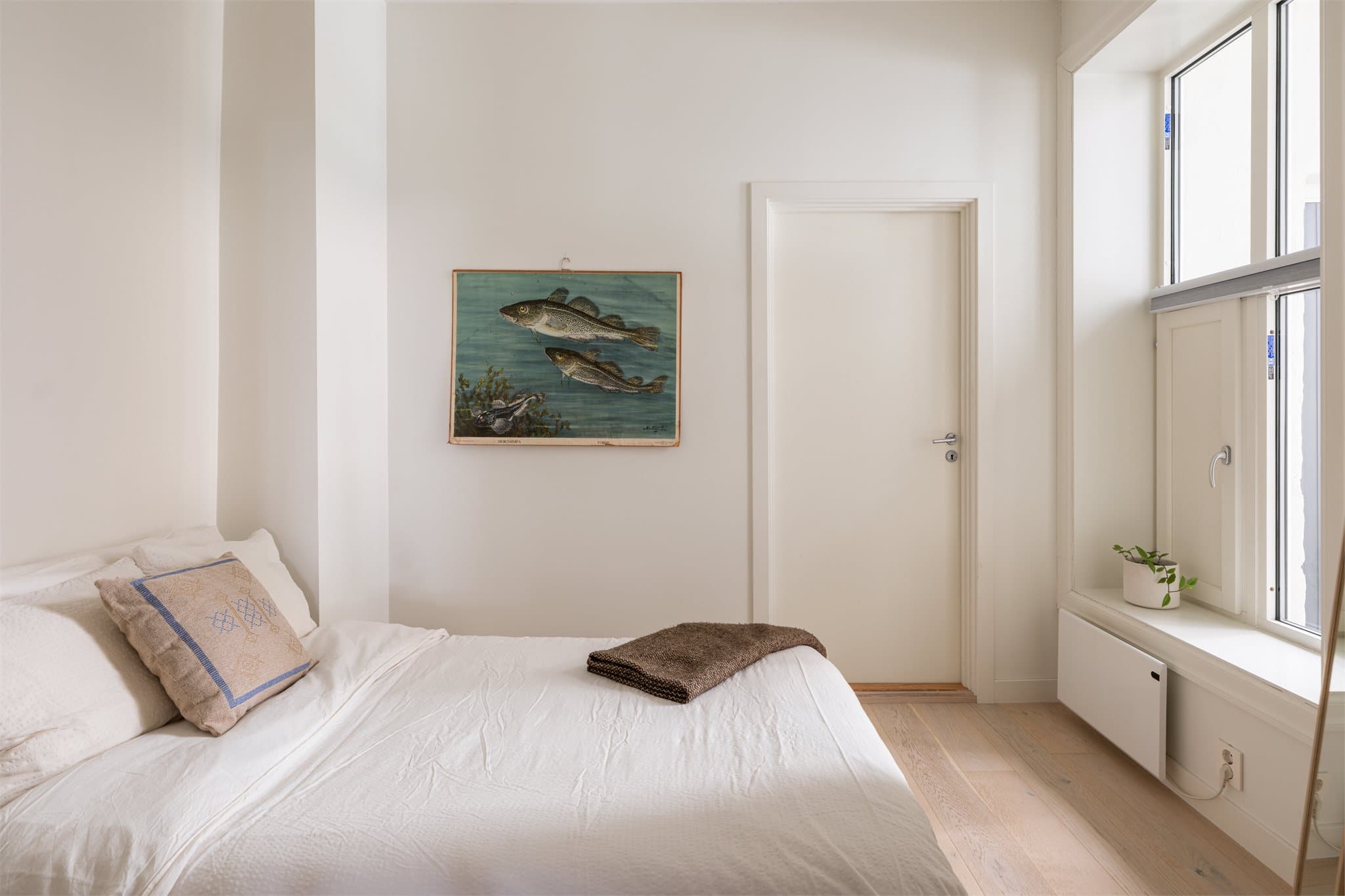 Det andre soverommet er også av den romslige sorten. Soverommet har downlights i himlingen og 1-stavs parkett på gulvet.