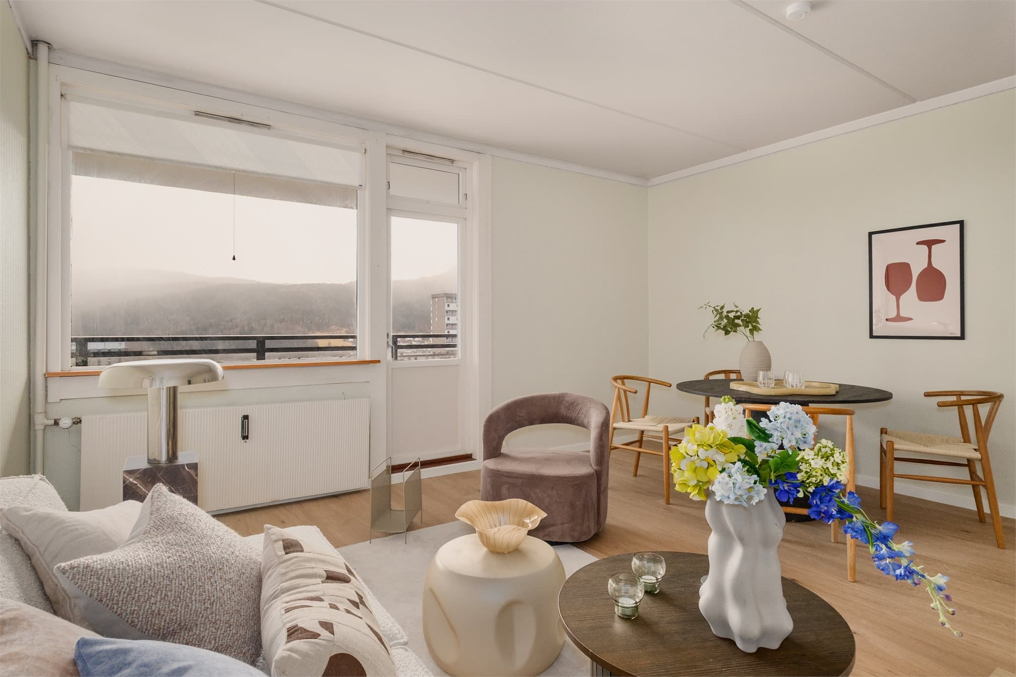 - Stuen måler 21,4m² og har godt med plass til sofa- og spisegruppe -