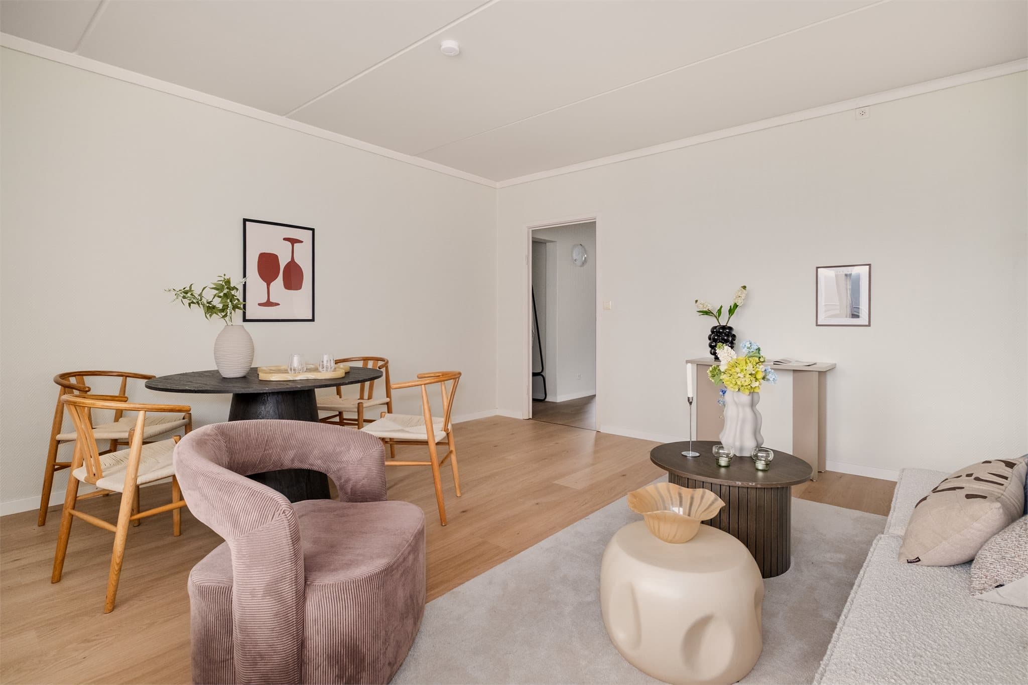 - Gjennomgående lik laminat bidrar til et nydelig helhetsinntrykk og en rød tråd igjennom boligen -