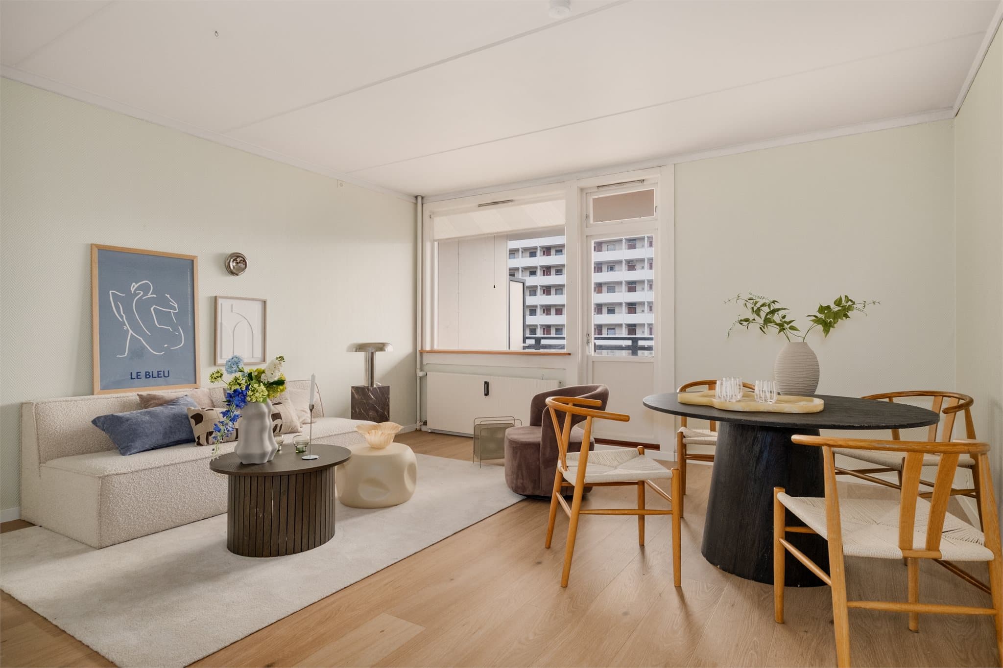 - Boligen har et BRA-i på 56m² og inneholder entré/gang, bad, soverom, stue, kjøkken og to boder -