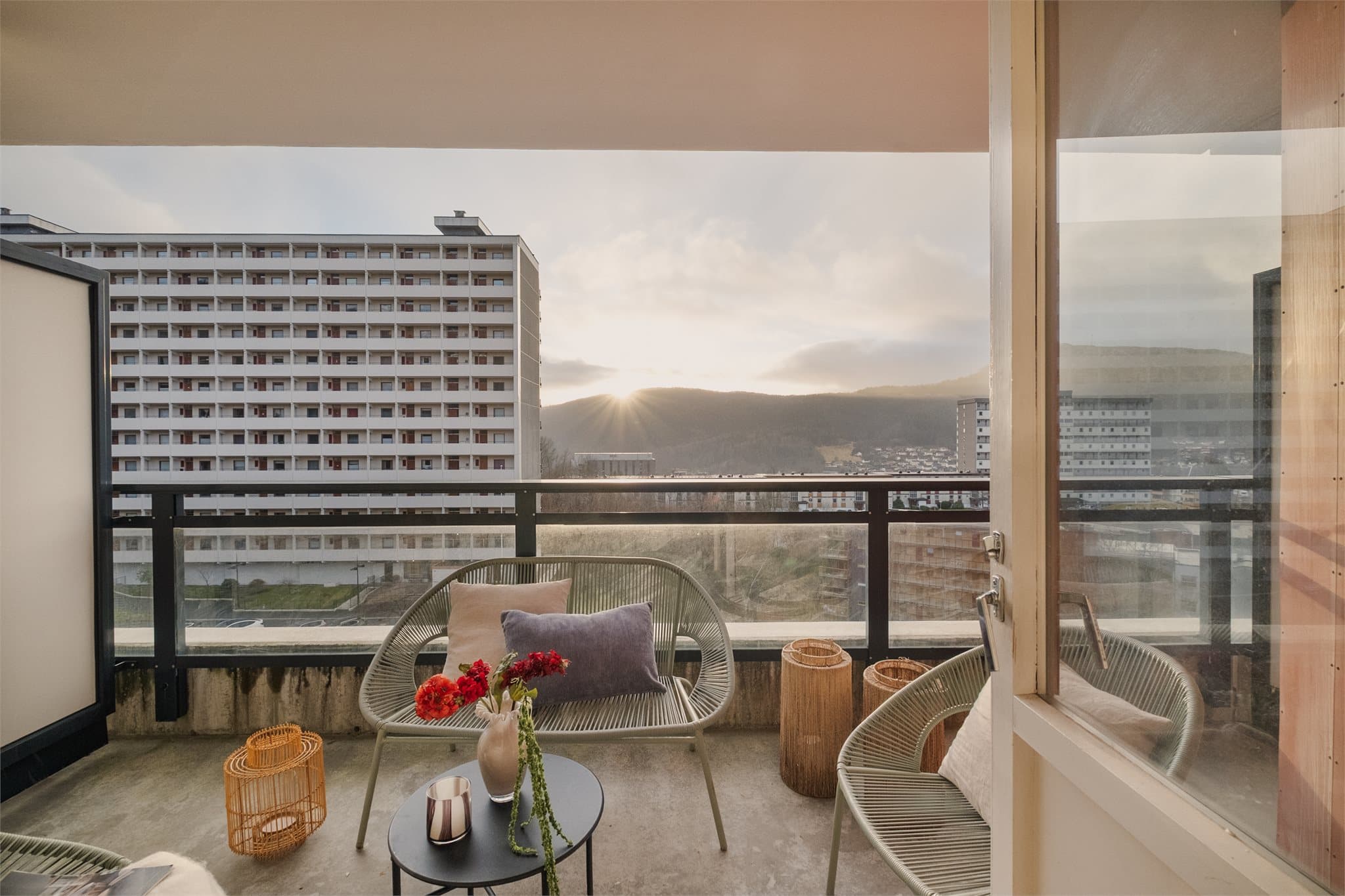 - Altanen er overbygget, noe som gjør bruksmulighetene store -