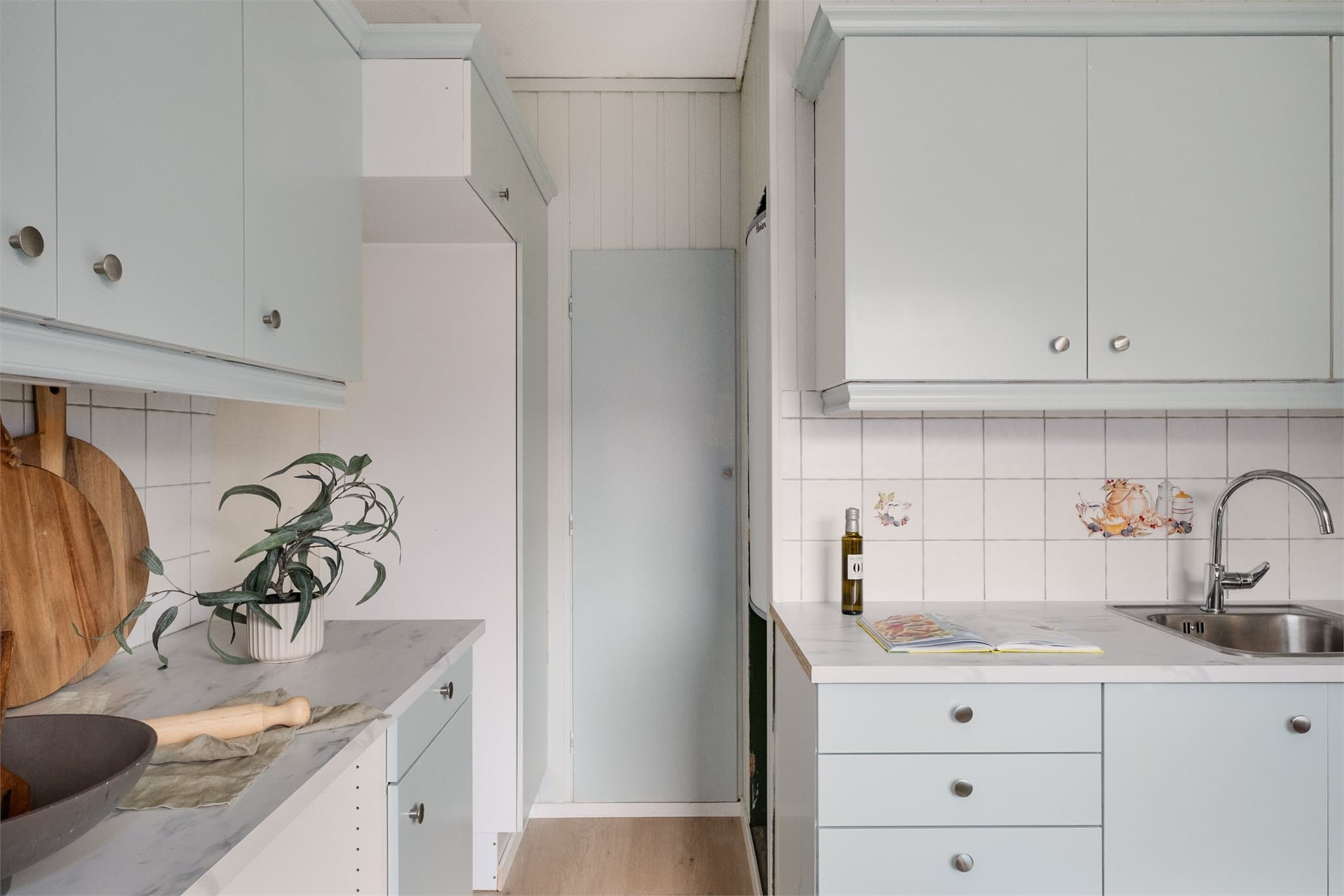 - Kjøkkeninnredning med slette fronter, benkeplate i laminat og vaskekum i stål -