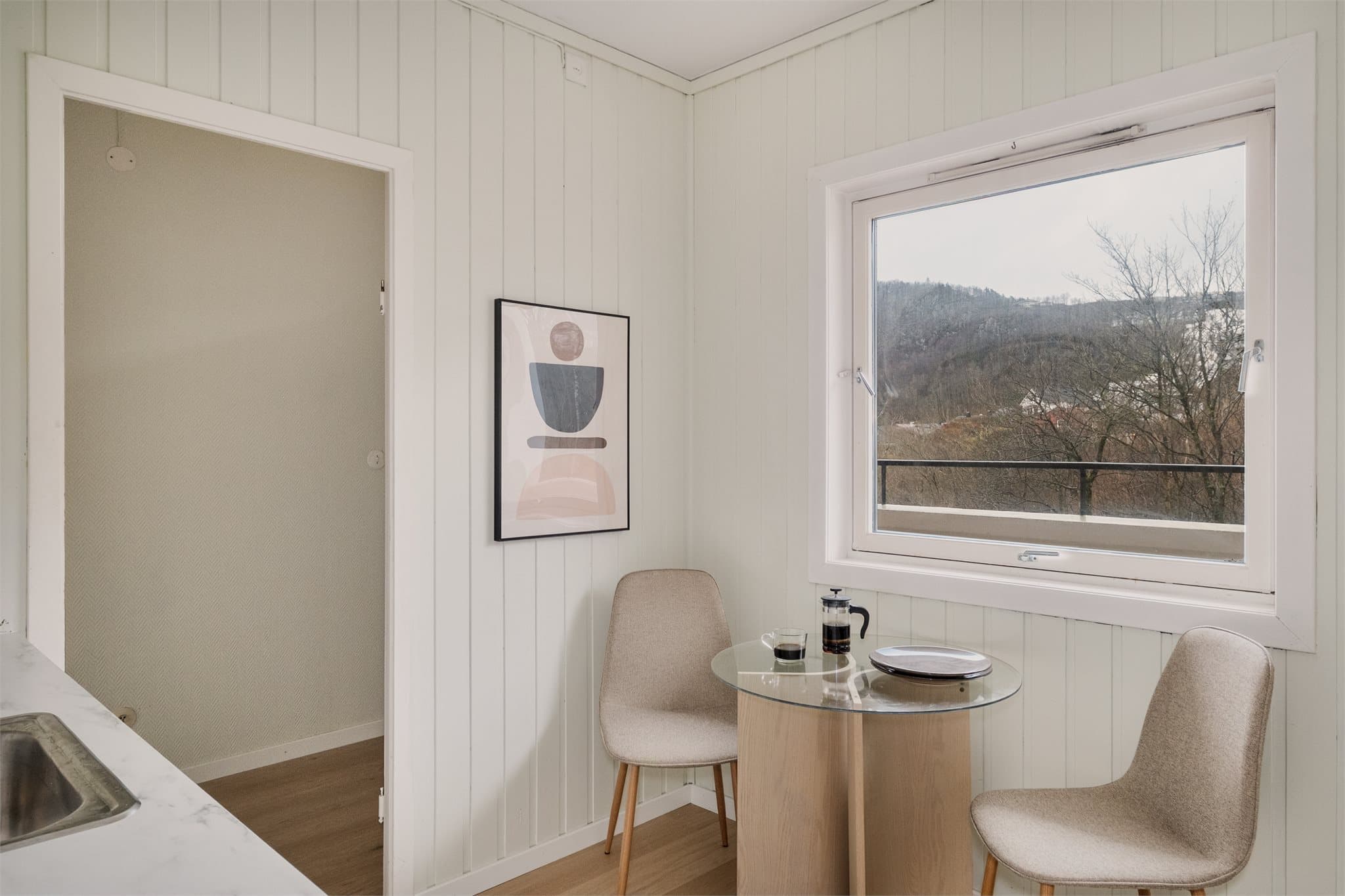 - Hyggelig med plass til et frokostbord med utsikt mot flott natur -