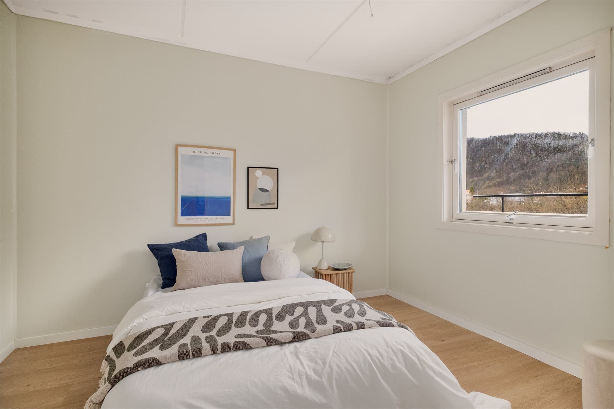 - Soverommet måler 9,7m² og har god plass til dobbeltseng i ønsket størrelse og tilhørende møblement -