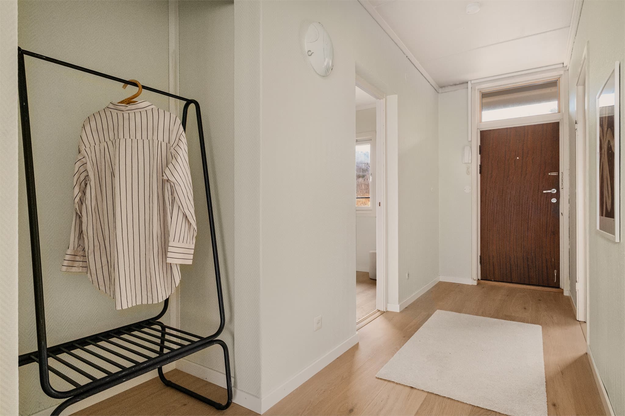 - Du blir ønsket velkommen hjem til en romslig entré/gang som måler 7m² -