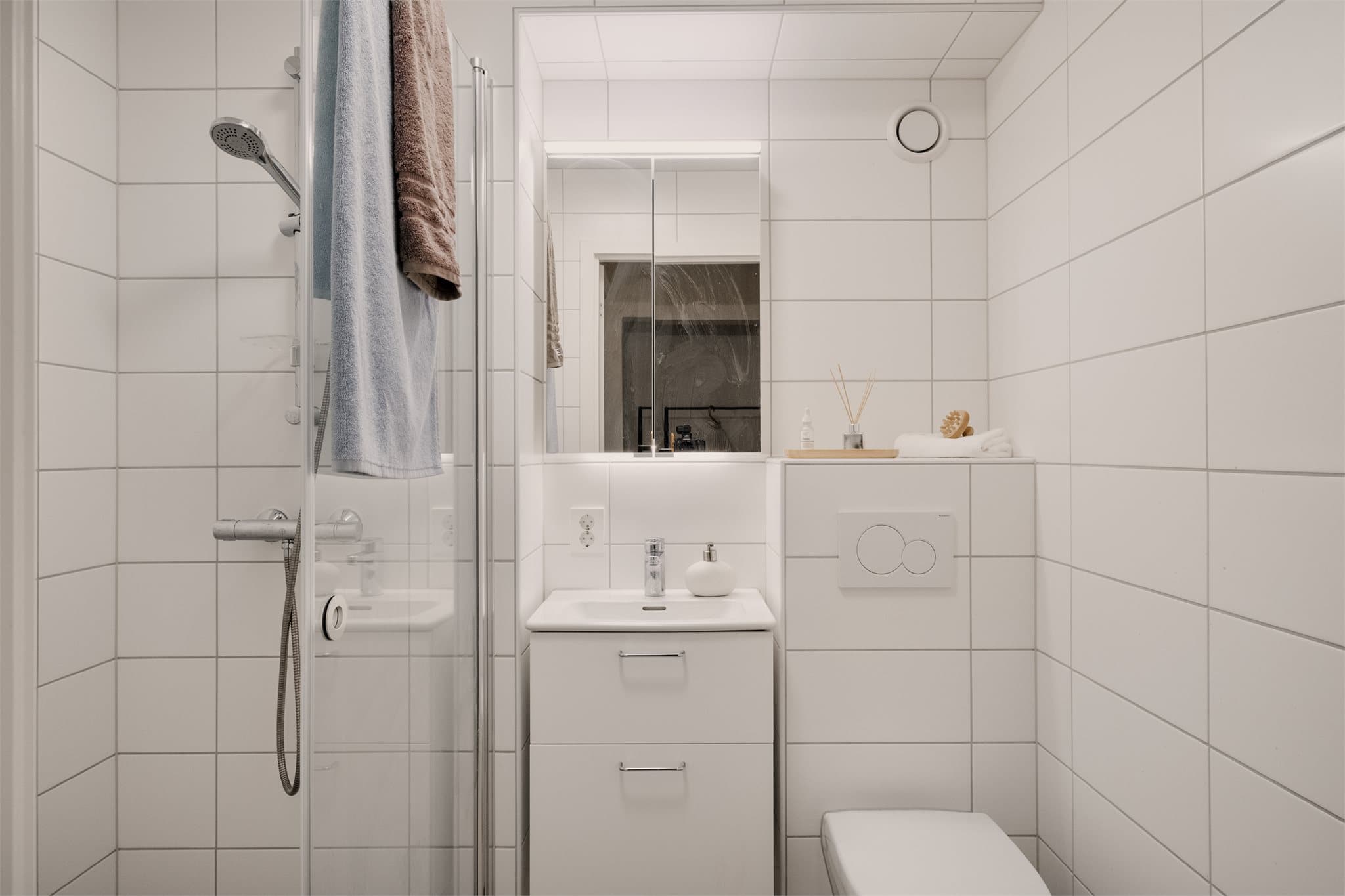 - Helfliset bad med varmekabler i gulv som måler 2,8m² -