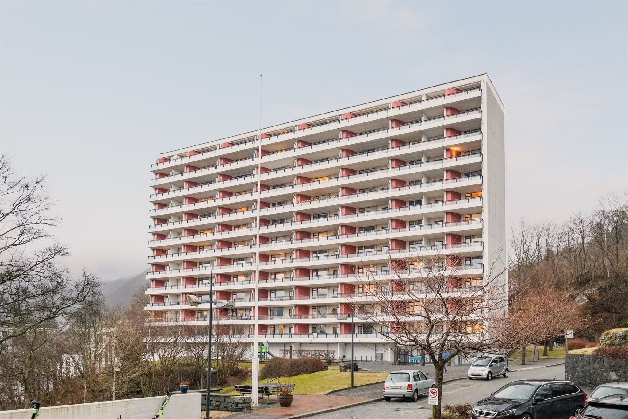 - Svært godt kollektivtilbud i området med kun 4 minutters gange til nærmeste bussholdeplass og 8 minutters gange til bybane -