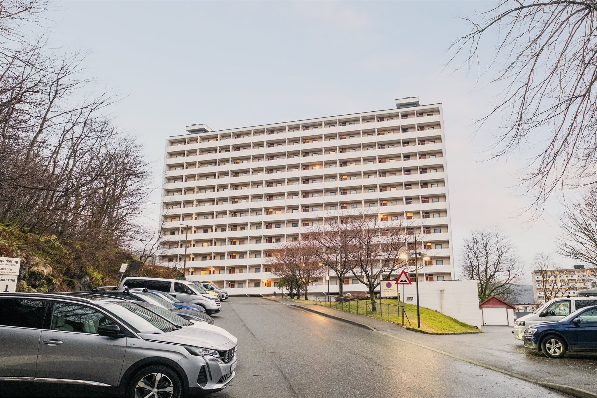 - Området byr på flotte aktivitets- og turmuligheter med nærhet til blant annet fysak, treningssentre, Nattlandsfjellet og Storetveitmarken -