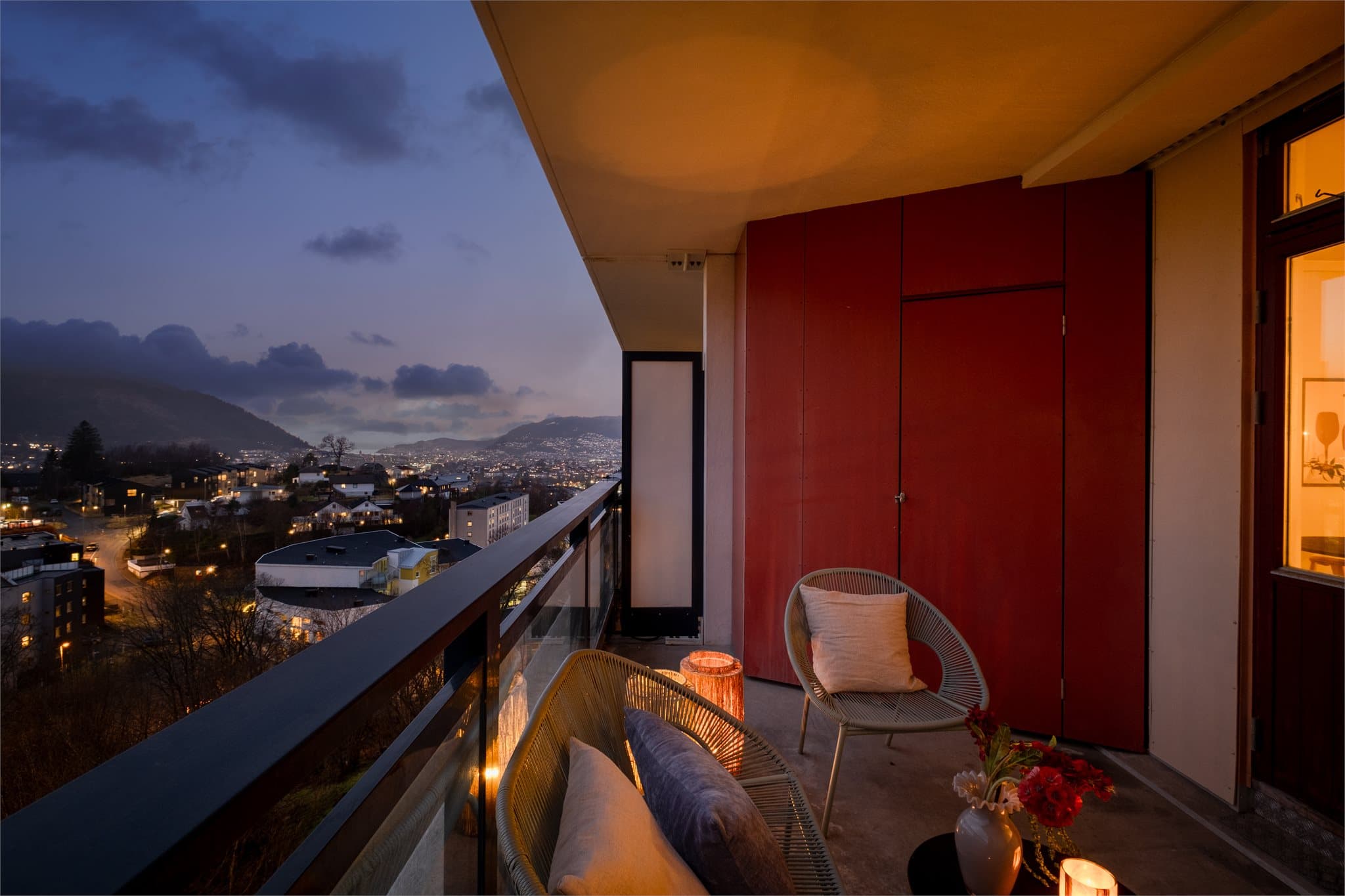 - Vestvendt altan med svært gode solforhold som måler 9,5m² -