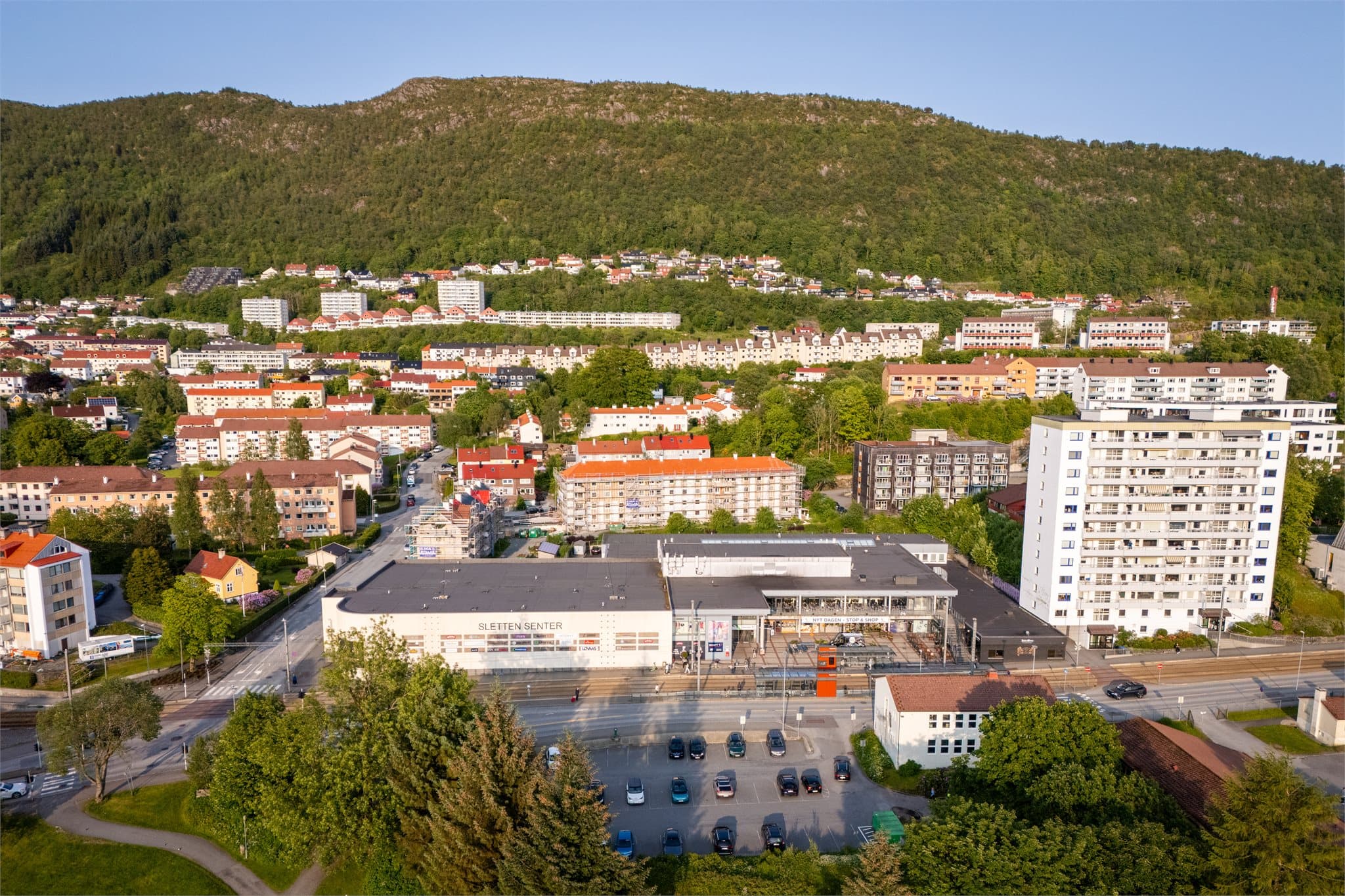 - Kun 4 min kjøring eller ett bybanestopp til Sletten Senter med et bredt handle - og servicetilbud -