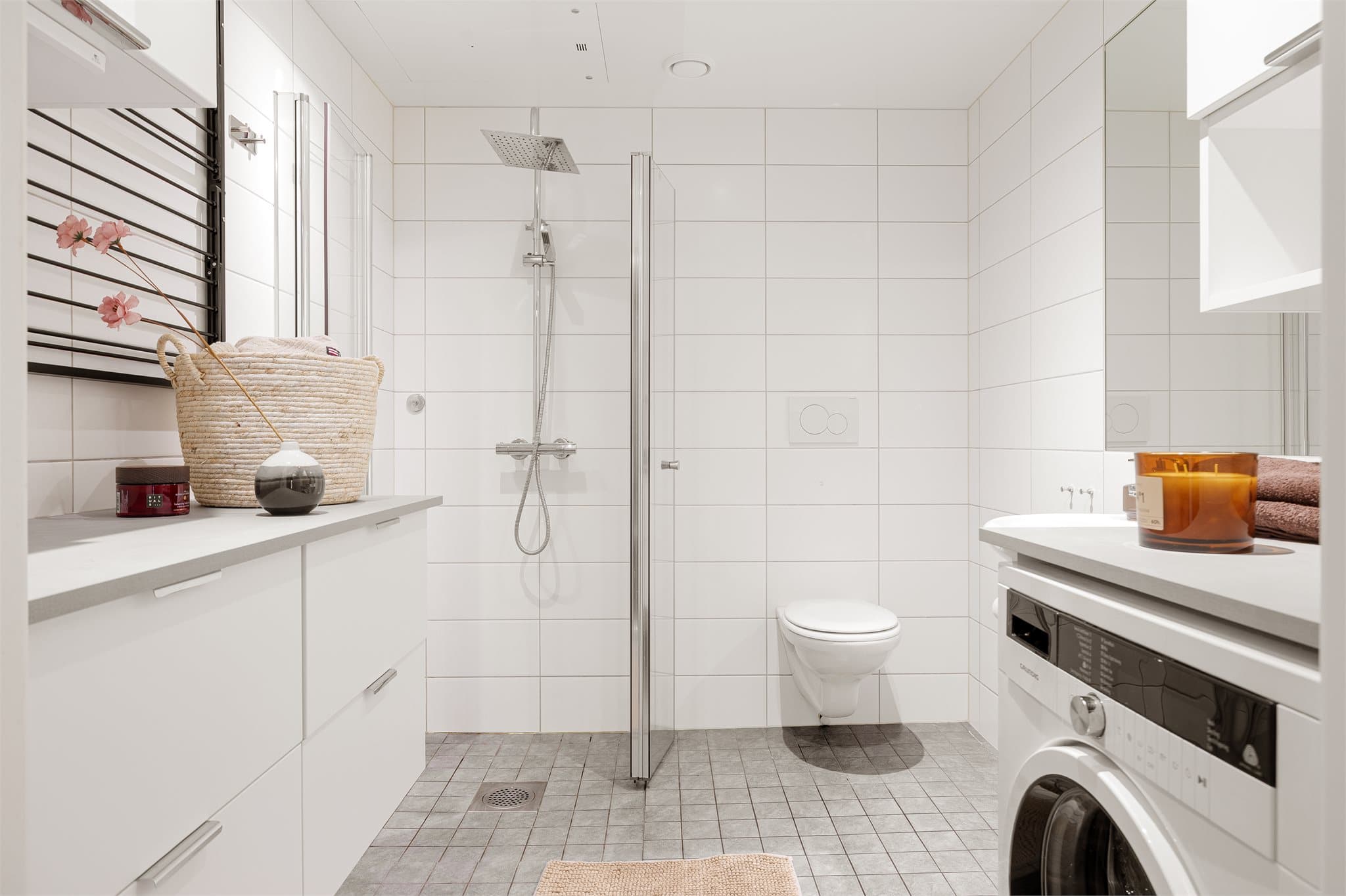 Pent flislagt bad med inngang fra entréen. Badet har opplegg for vaskemaskin, vegghengt toalett og godt med plass.