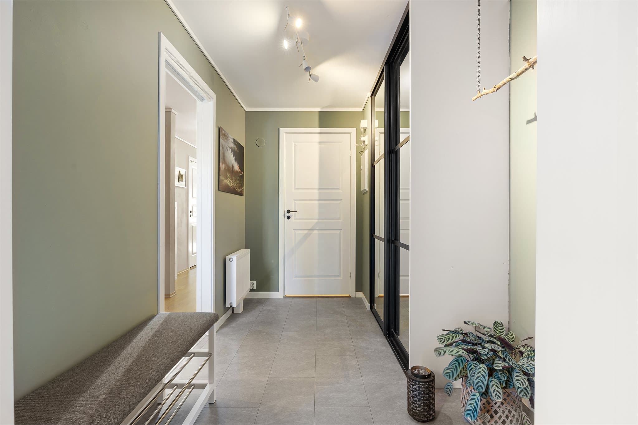 Velkommen inn! Rekkehuset går over to etasjer med entré, stue, kjøkken og bad i boligens første etasje.