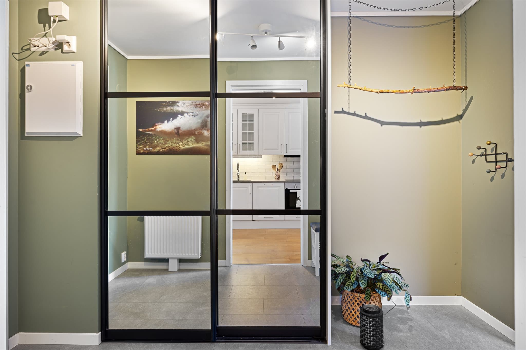 Romslig entré med god plass til oppbevaring i skyvedørsgarderobe.