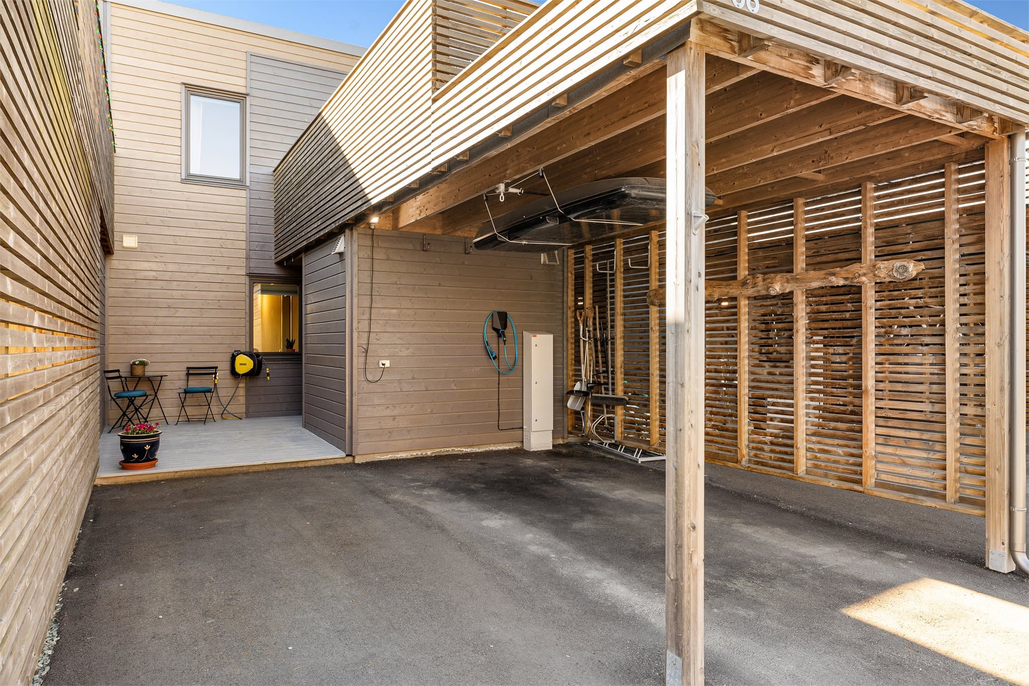 Boligen disponerer egen asfaltert parkeringsplass med plass til to biler, i tillegg til oppstillingsplass i carport med elbillader.