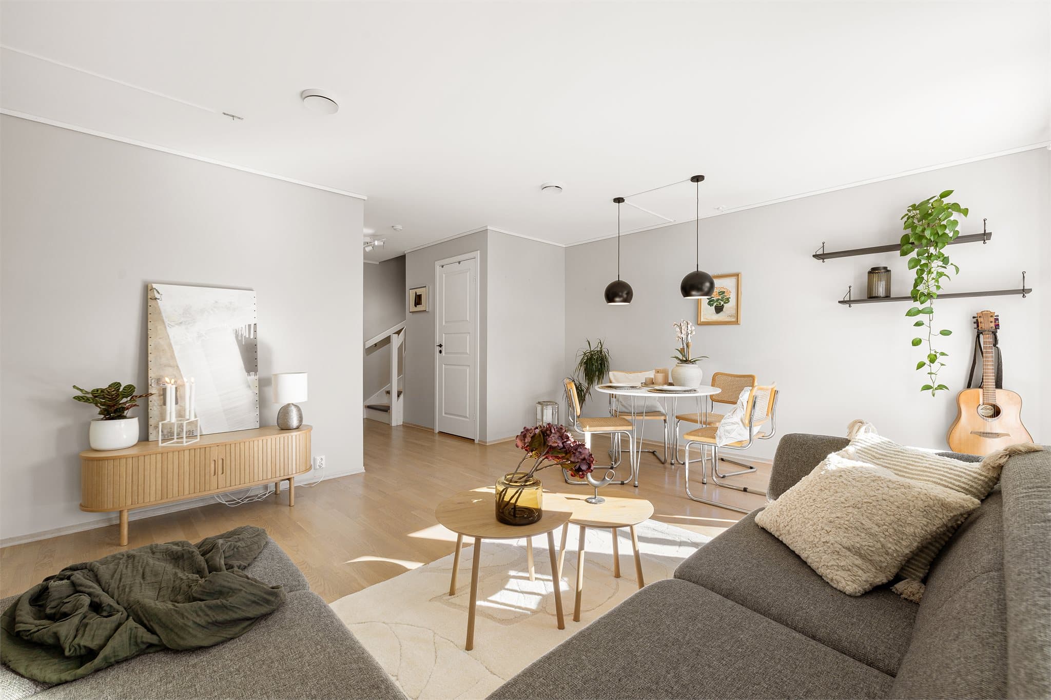 Boligen har en gjennomgående moderne standard med lyse og tidsriktige fargevalg på overflatene.