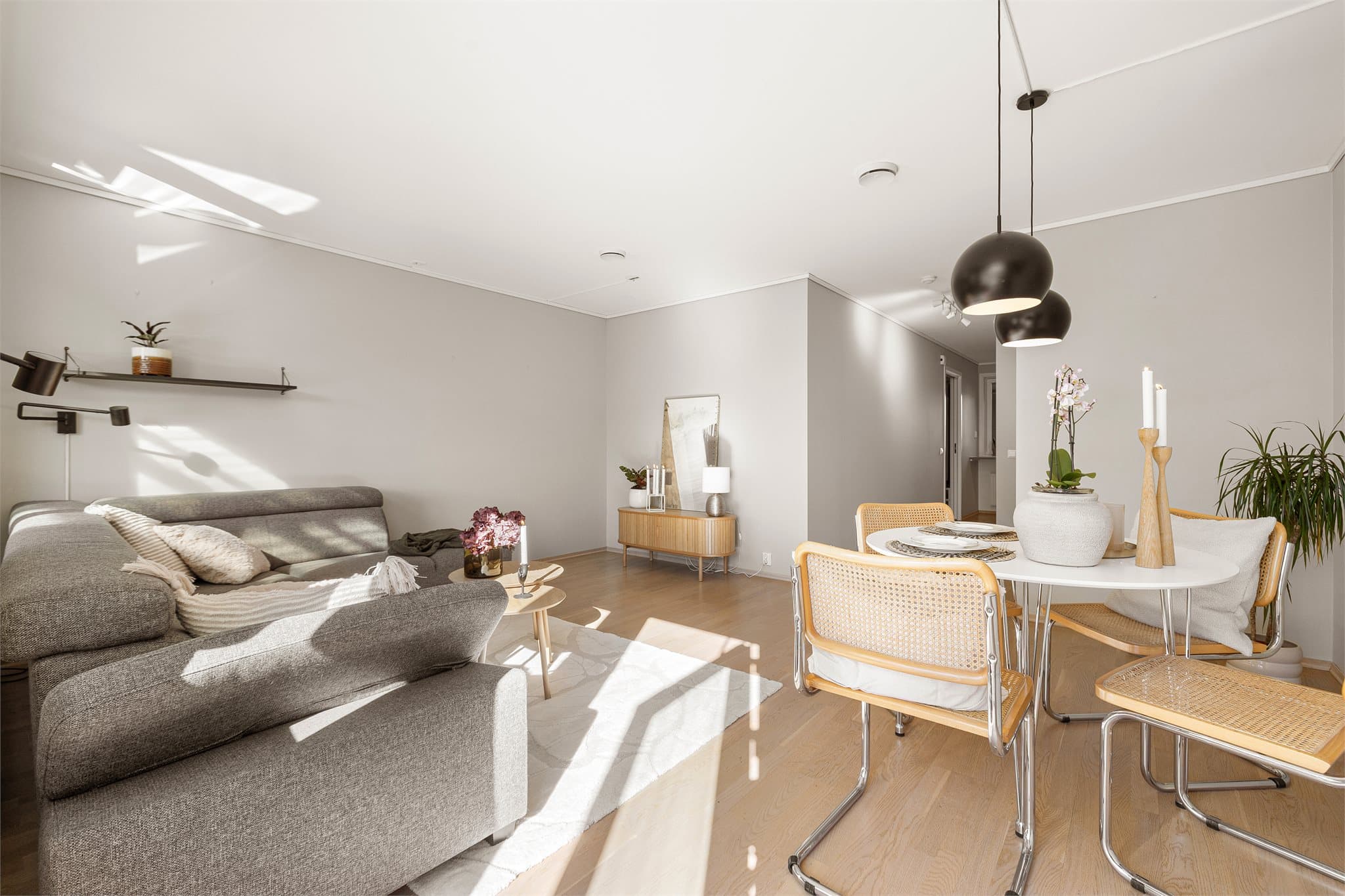 Stuen måler hele 26 kvm og gir gode muligheter for innredning med både sofagruppe og spisegruppe.
