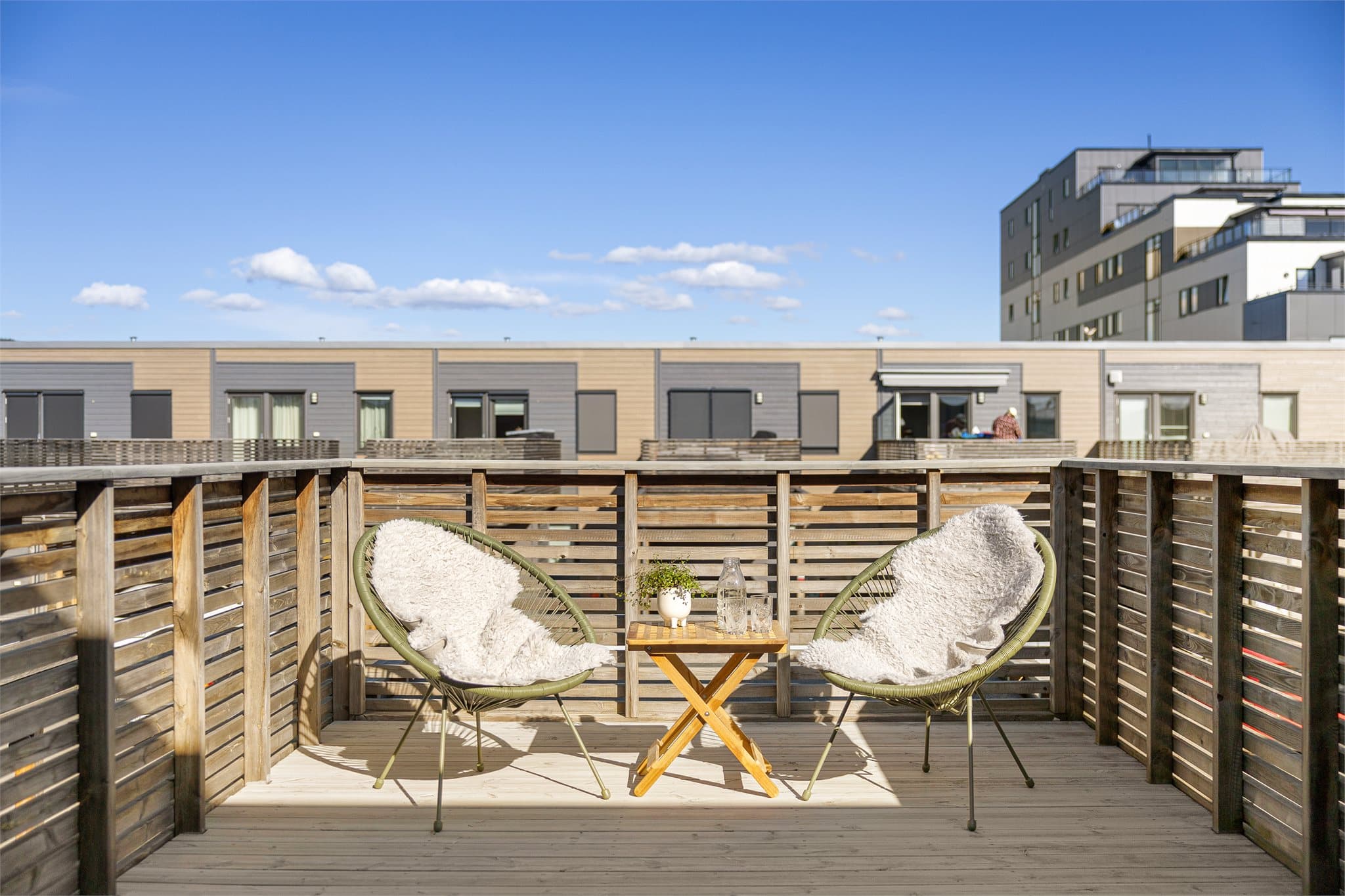 Sol morgen og formiddag på takterrassen, og ettermiddag/kveld på terrassen på motsatt side.