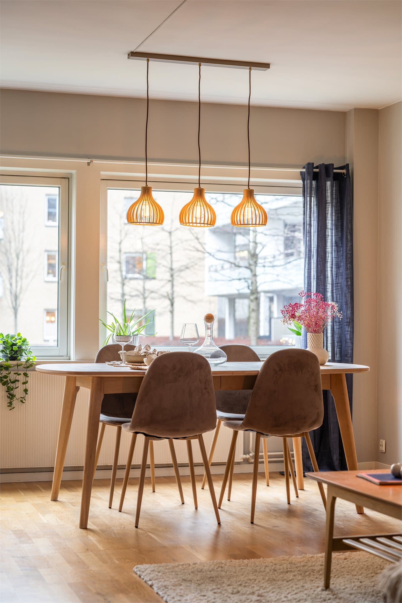 Store vindusflater gir boligen et luftig og lyst preg.