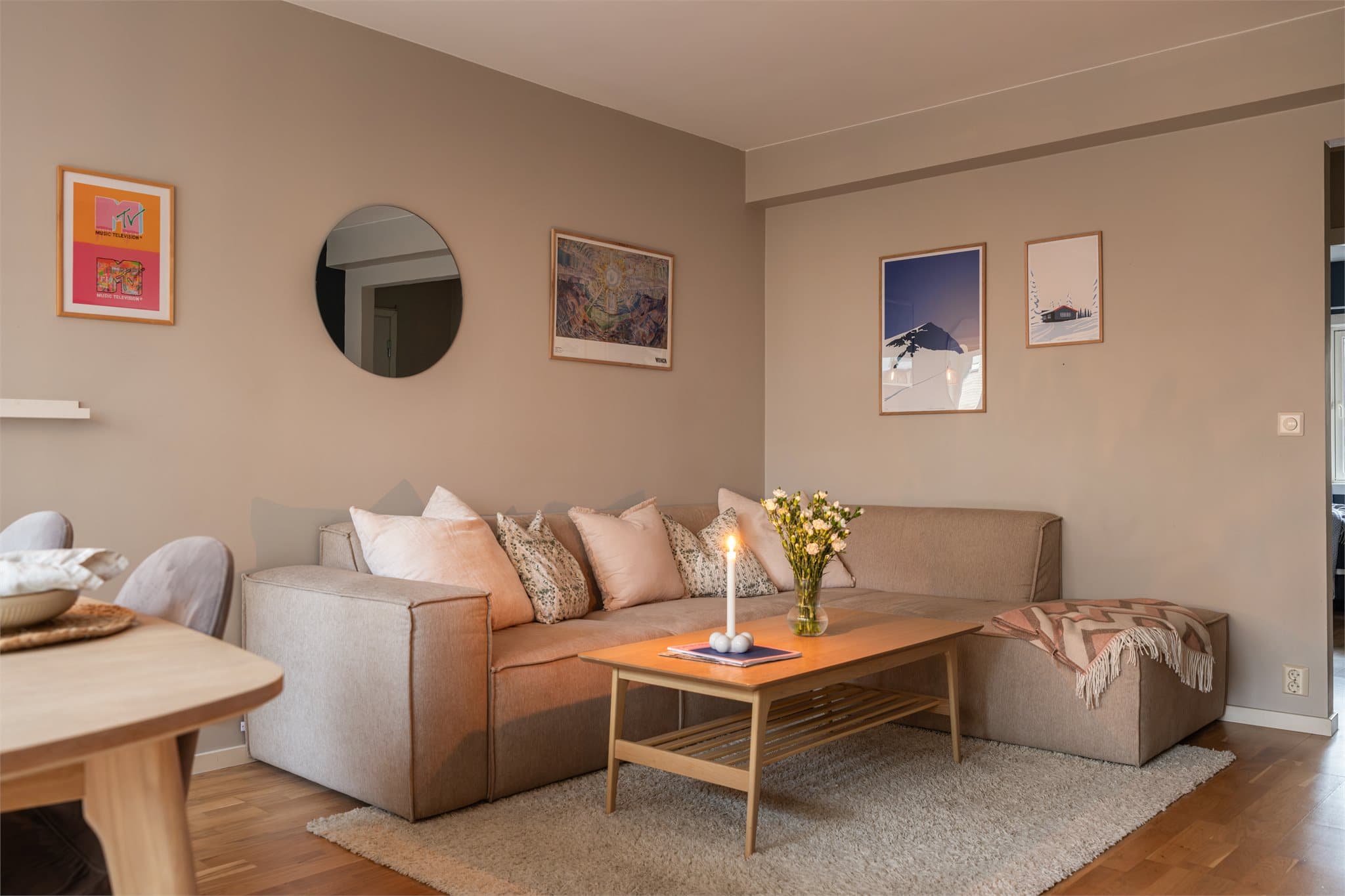 Stuen gir god plass og fleksibilitet til innredning etter eget ønske.