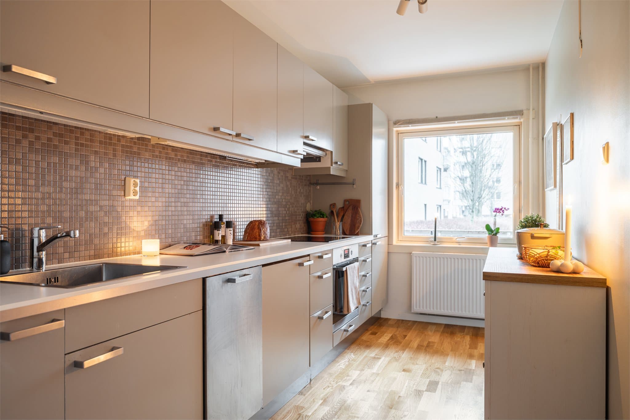 Romslig og separat kjøkken som har veldig godt med skap- og benkeplass.