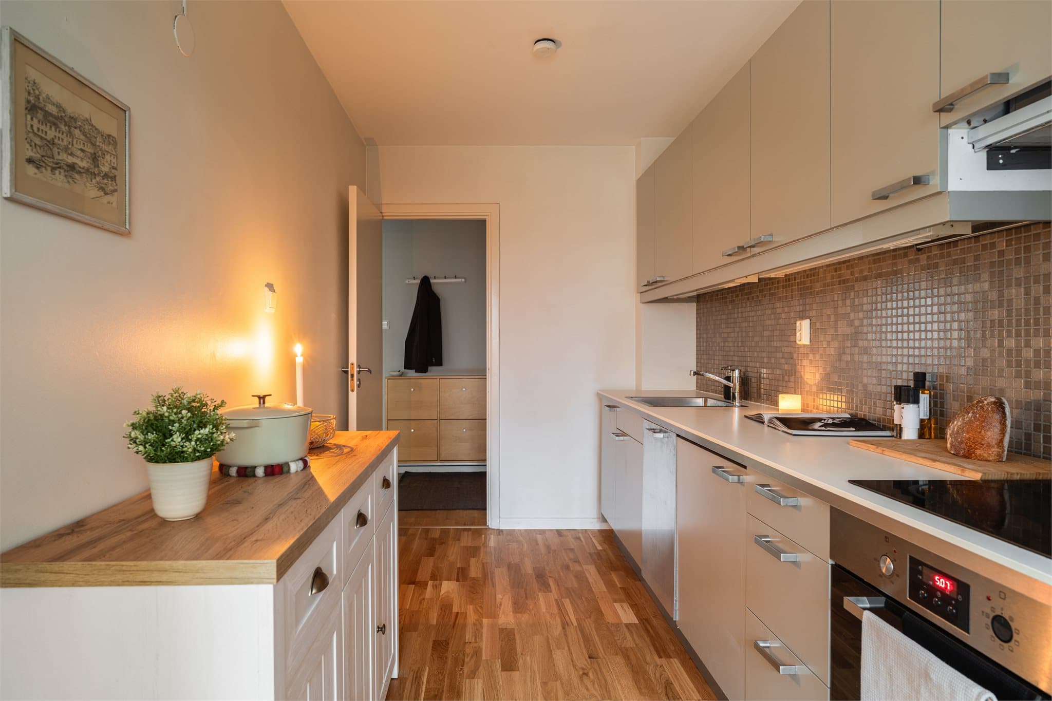 Parketten på kjøkkenet er fra 2023, induksjonstopp fra 2021 og ny radiator i 2020.