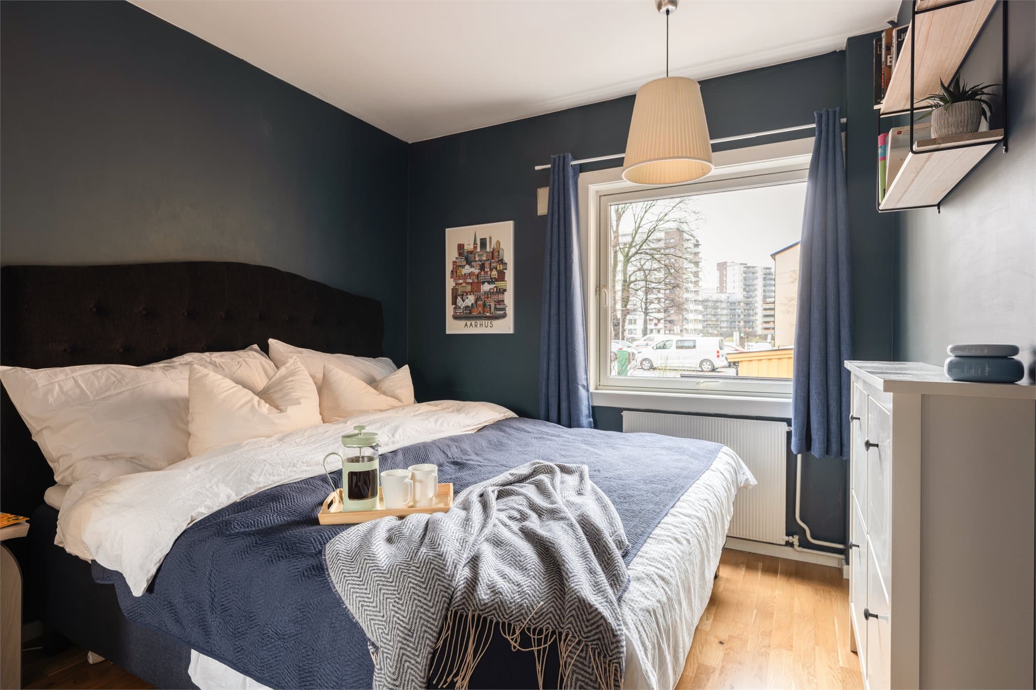 Hovedsoverommet er malt i lun farge og har plass til både dobbeltseng og nattbord