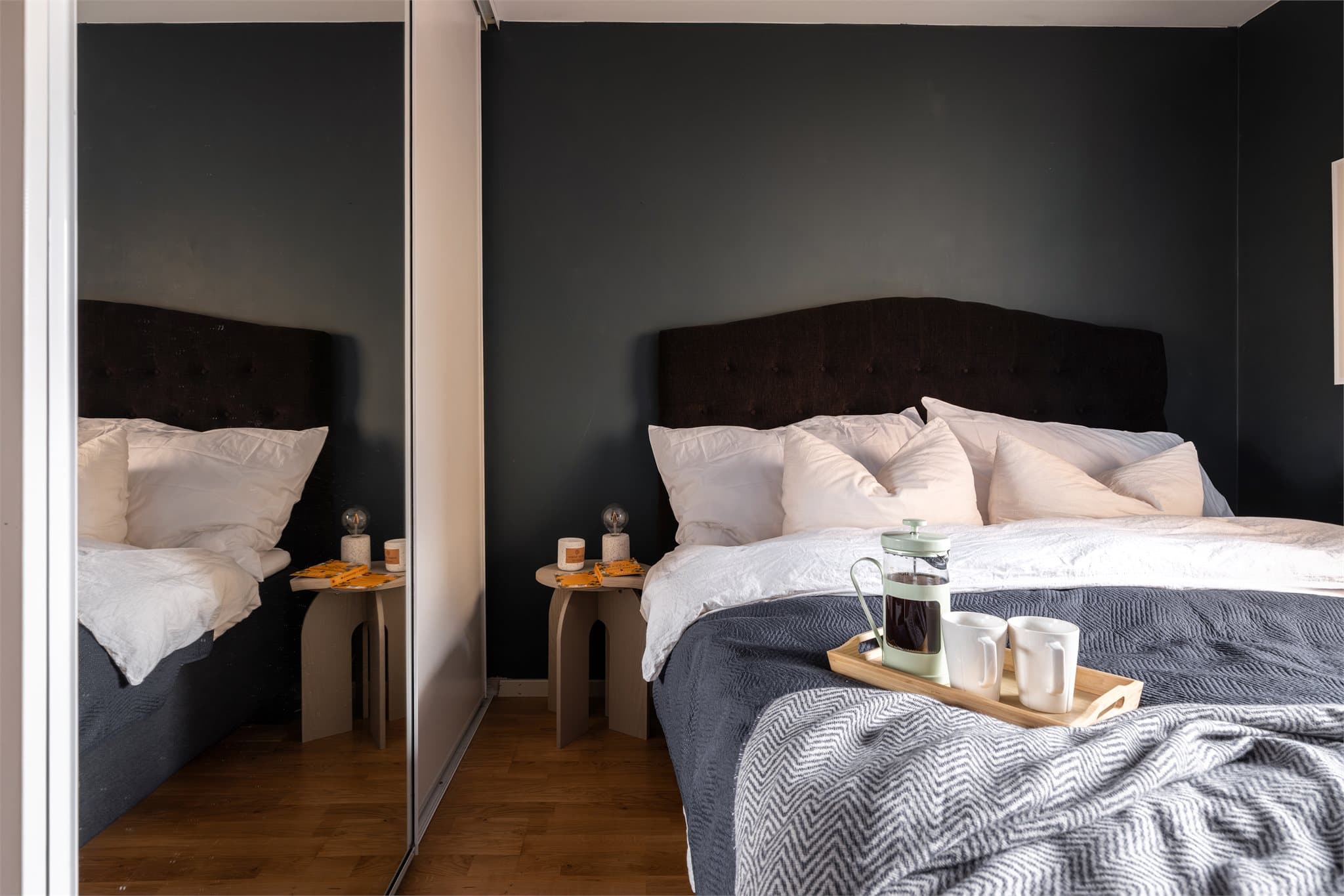 Her er det godt med plass til et lite nattbord ved siden av sengen.