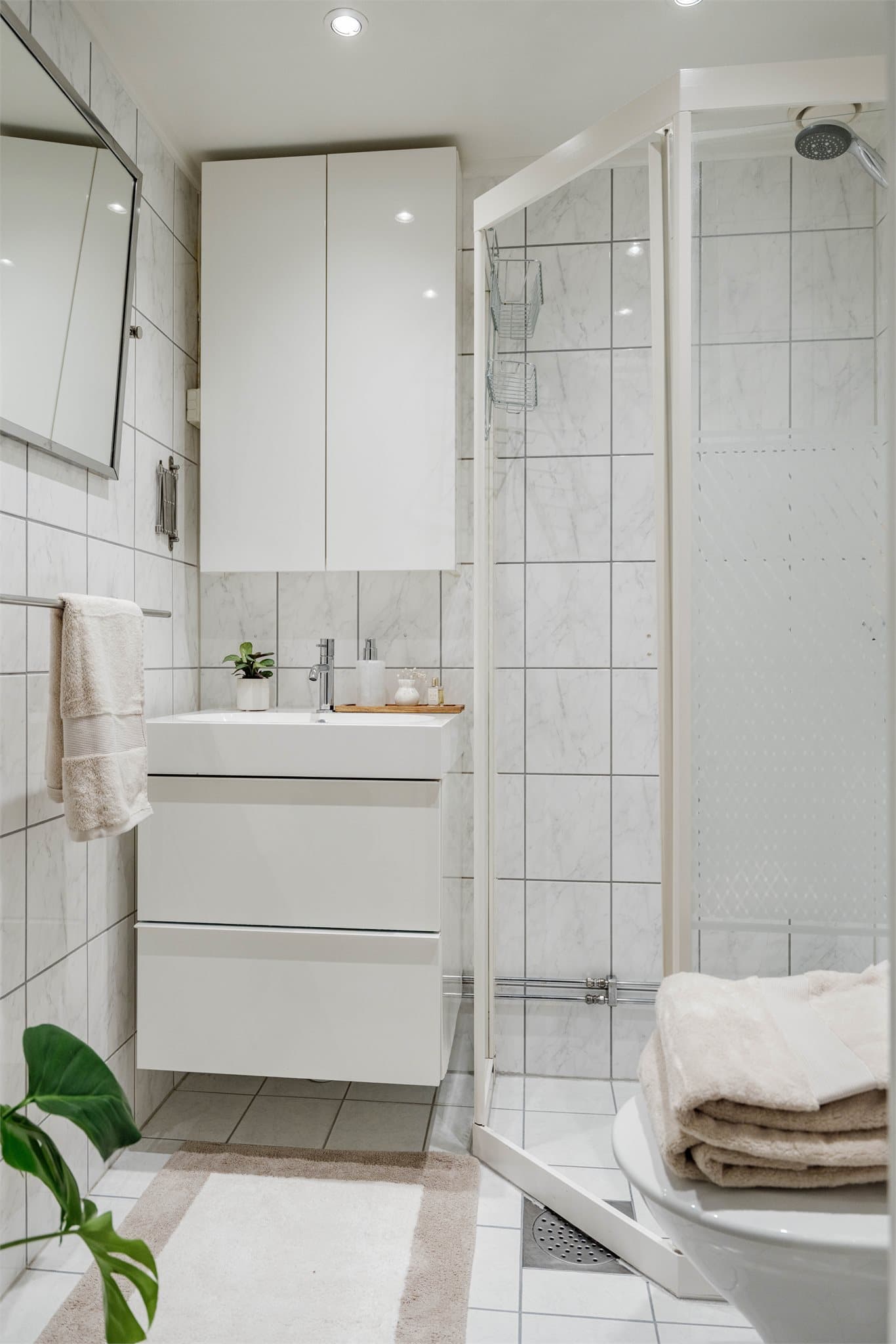 Leiligheten har et pent flislagt baderom som ble pusset opp i 2004 i borettslagets regi