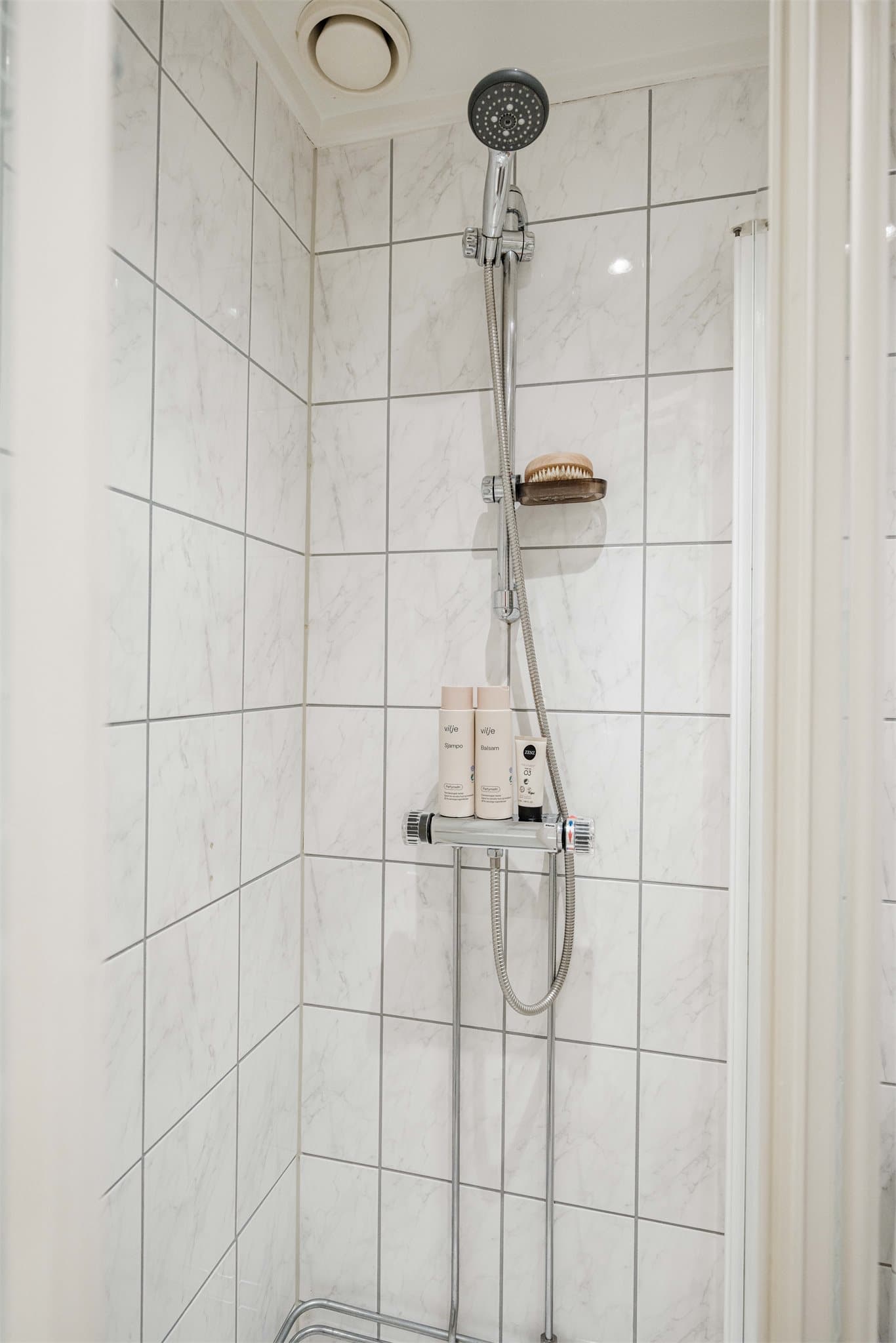 Gulvet på badet er utstyrt med varmekabler for ekstra komfort.