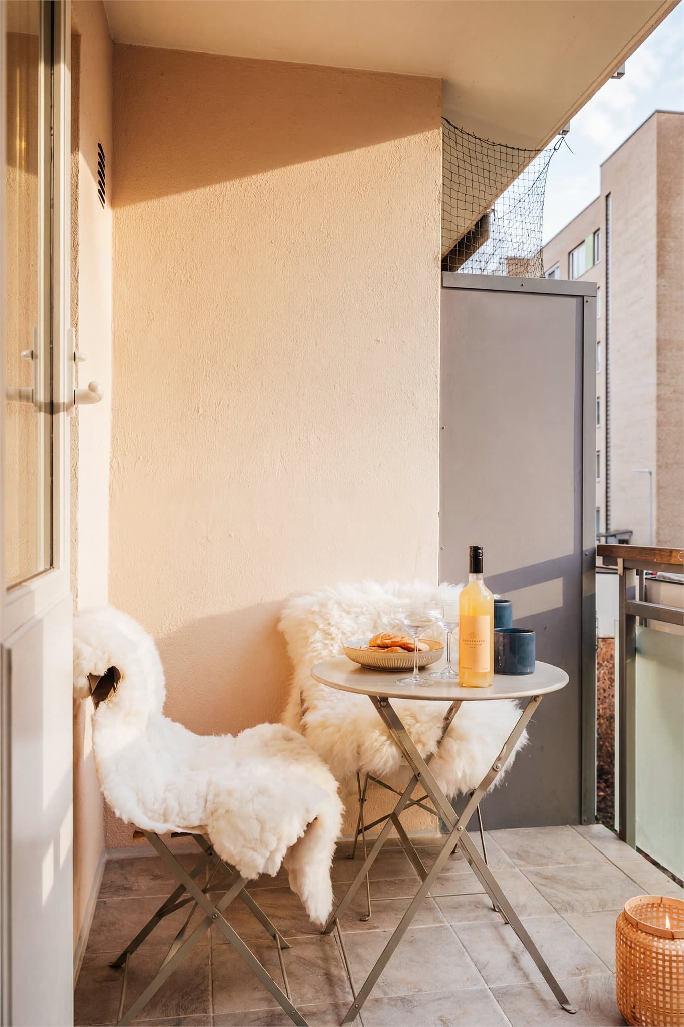 Balkongen vender mot rolig bilfrie gangveier med hyggelig beplantning.