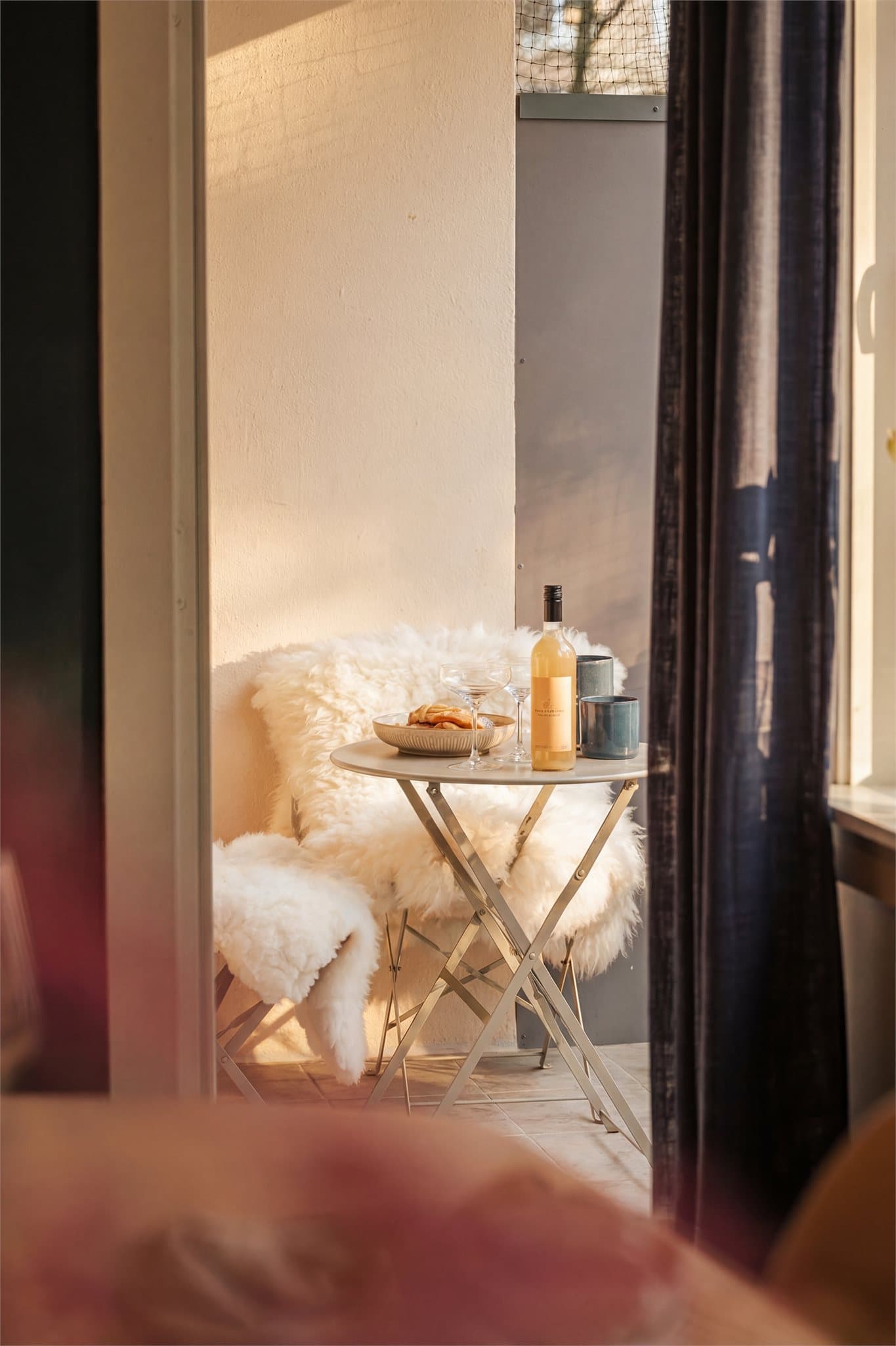 Fra stuen er det utgang til en vestvendt balkong med ettermiddagssol.