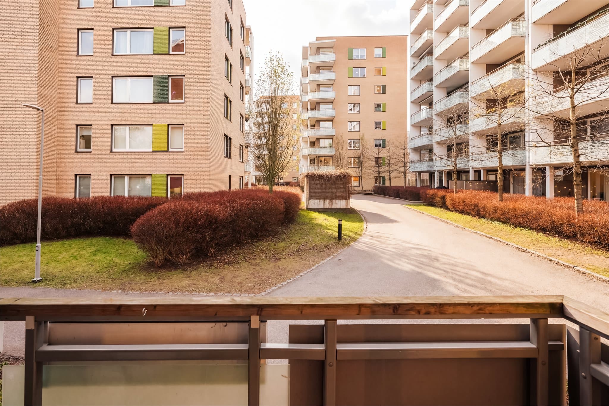 Hyggelig utsyn over bilfri gangvei fra balkongen.